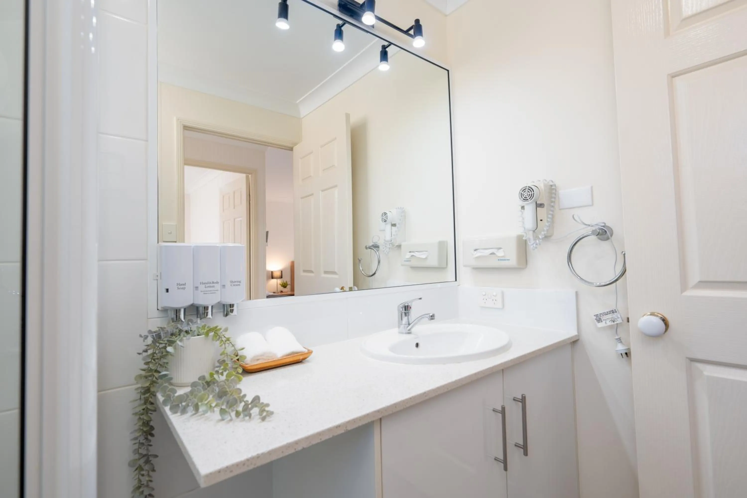 Bathroom in Best Western Tuscany on Tor Motor Inn