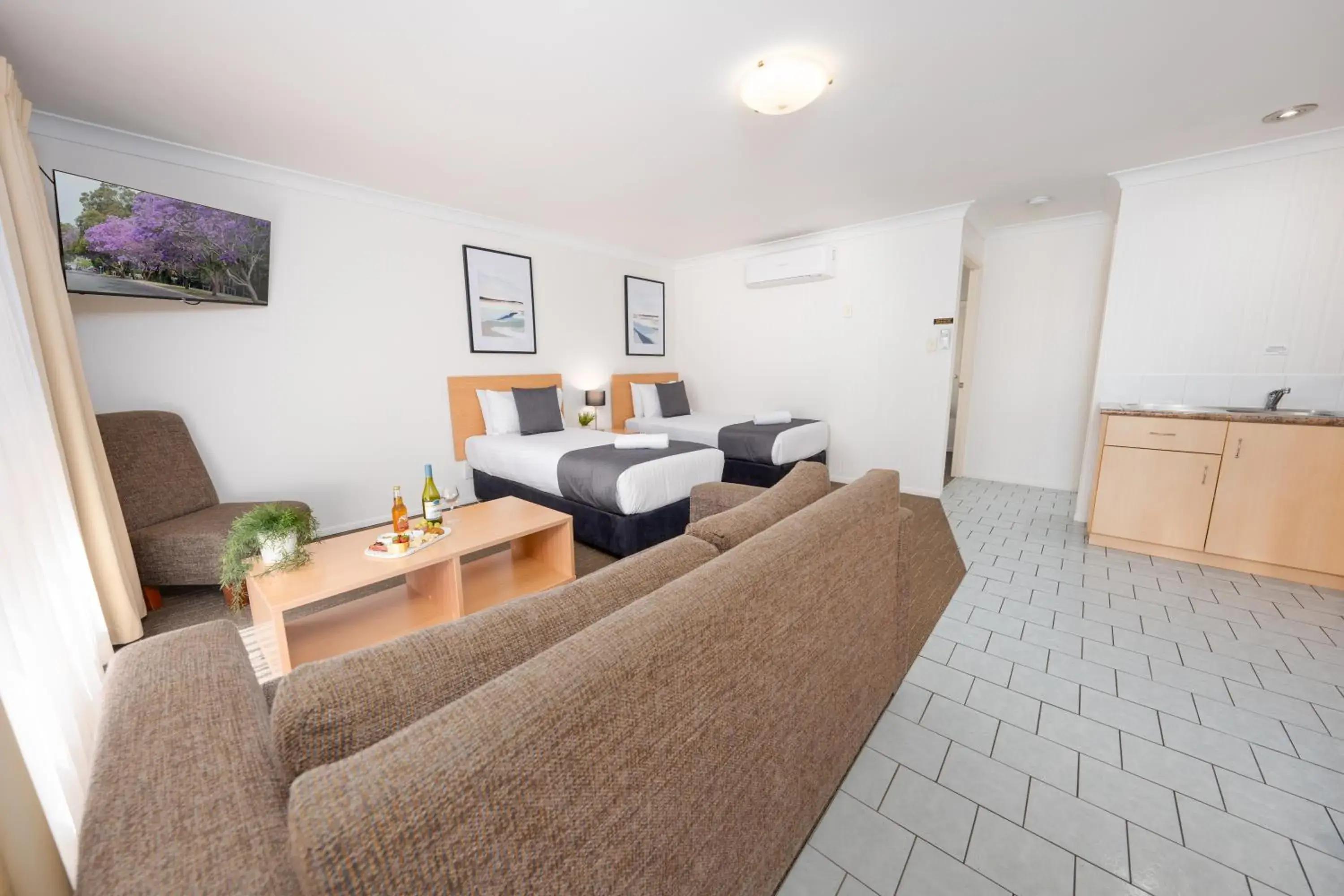 One-Bedroom Suite in Best Western Tuscany on Tor Motor Inn One-Bedroom Suite in Best Western Tuscany on Tor Motor Inn