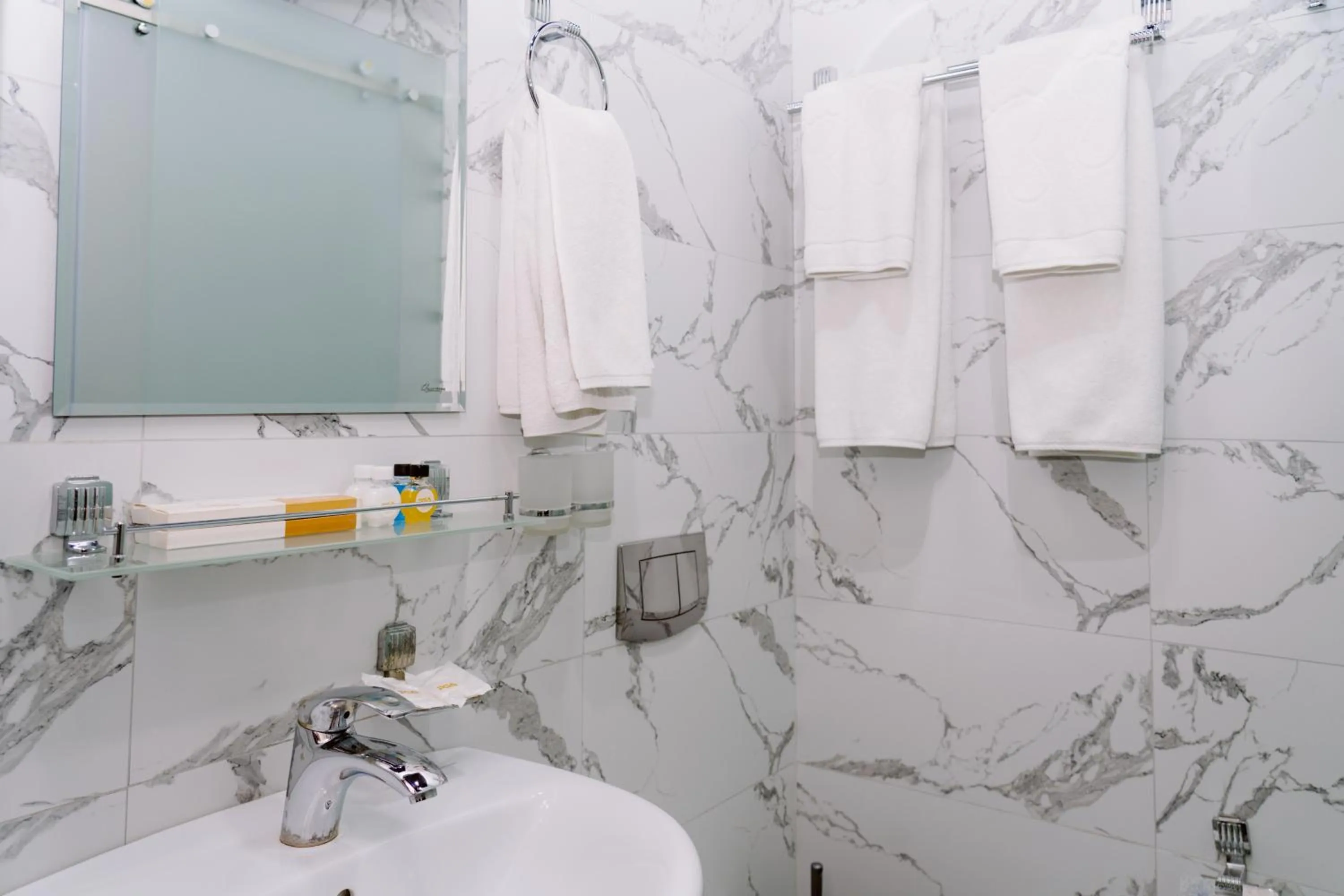 Shower in PGA Hotel Free Shuttle to Airport