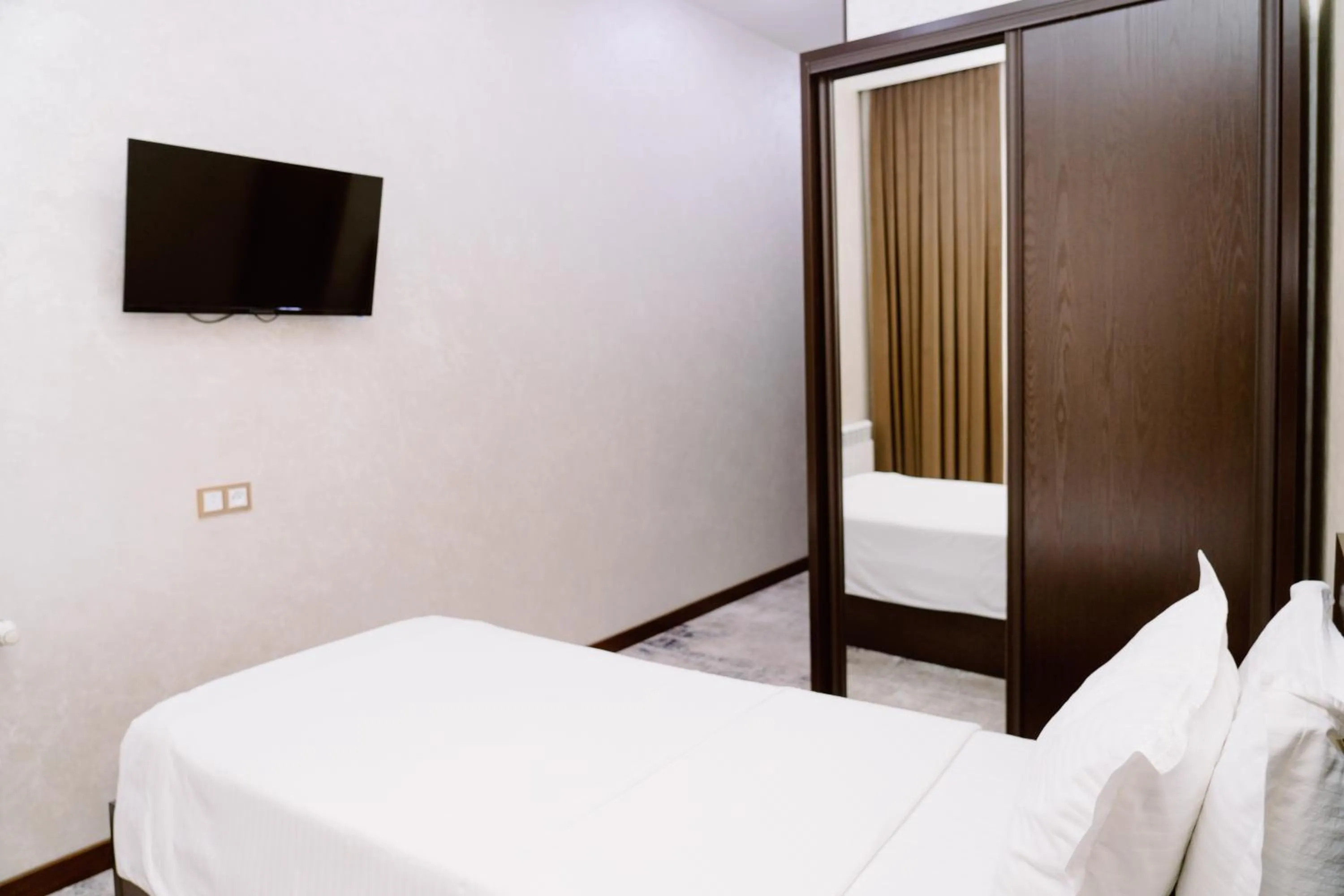 Bed in PGA Hotel Free Shuttle to Airport