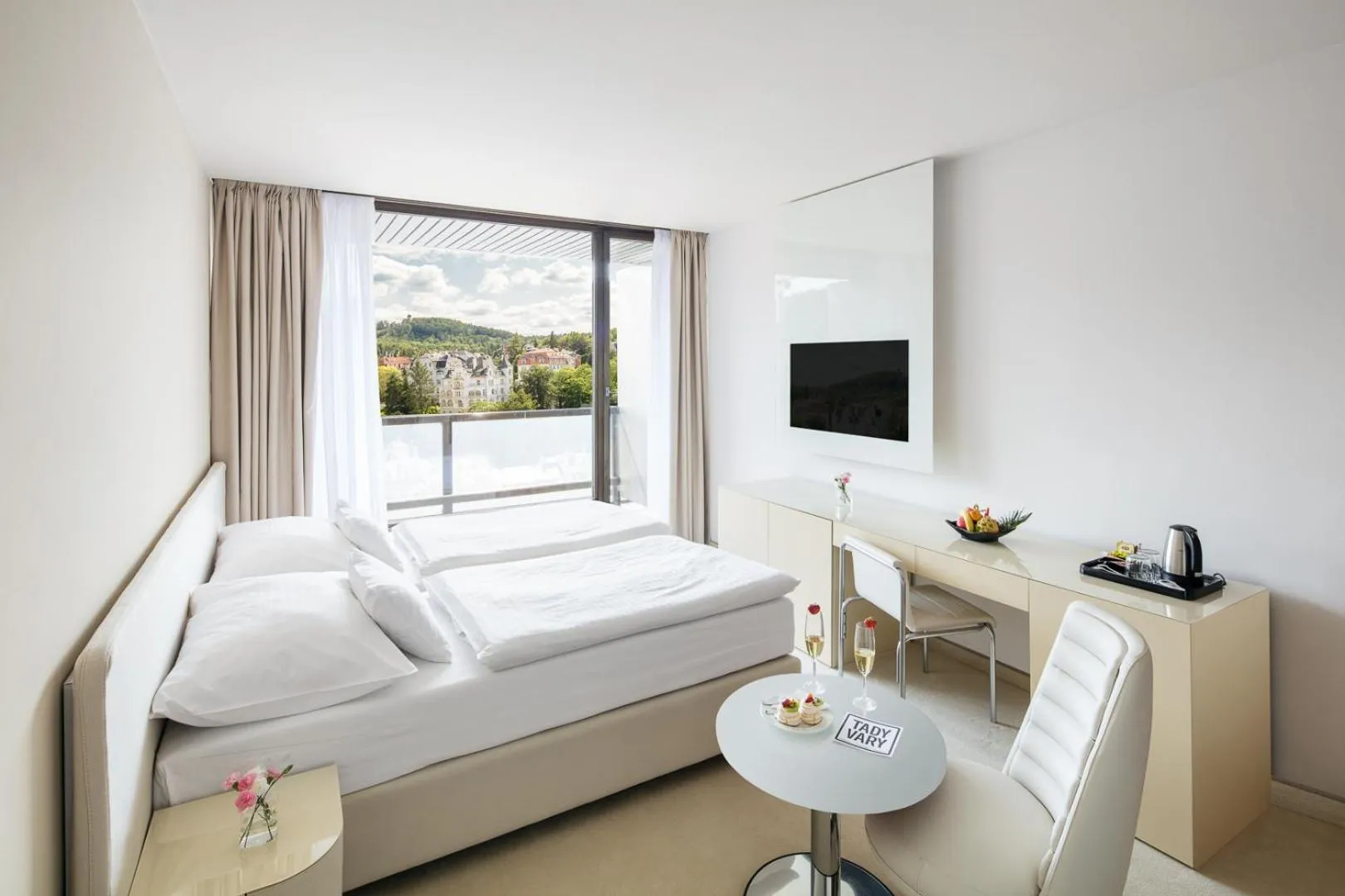 Property building, Bed in Hotel Thermal