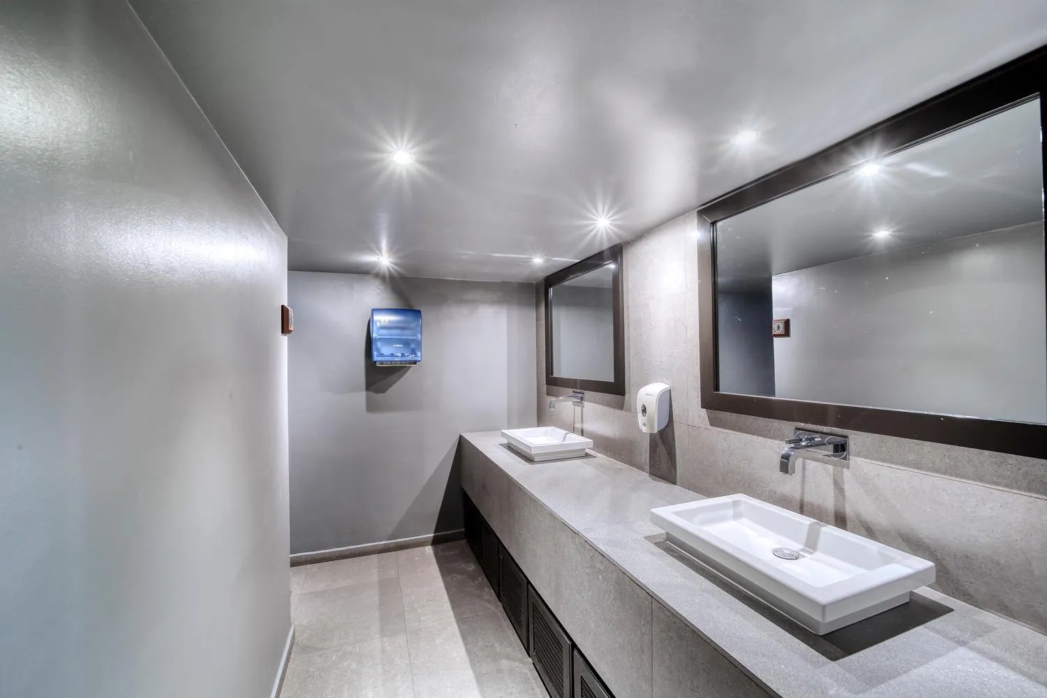 Restaurant/places to eat in AKWA PALACE Douala