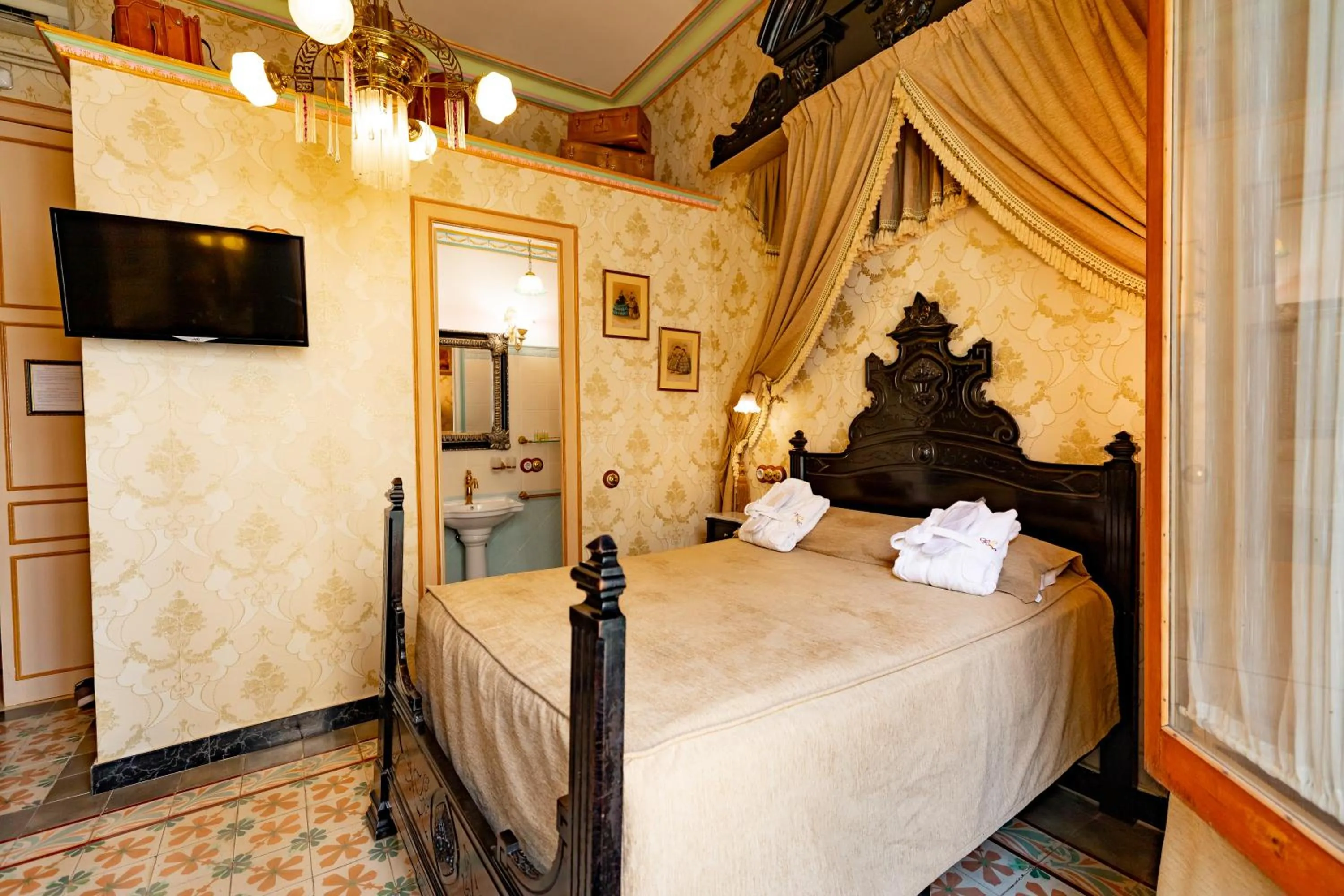 Bed in Sitges Royal Rooms