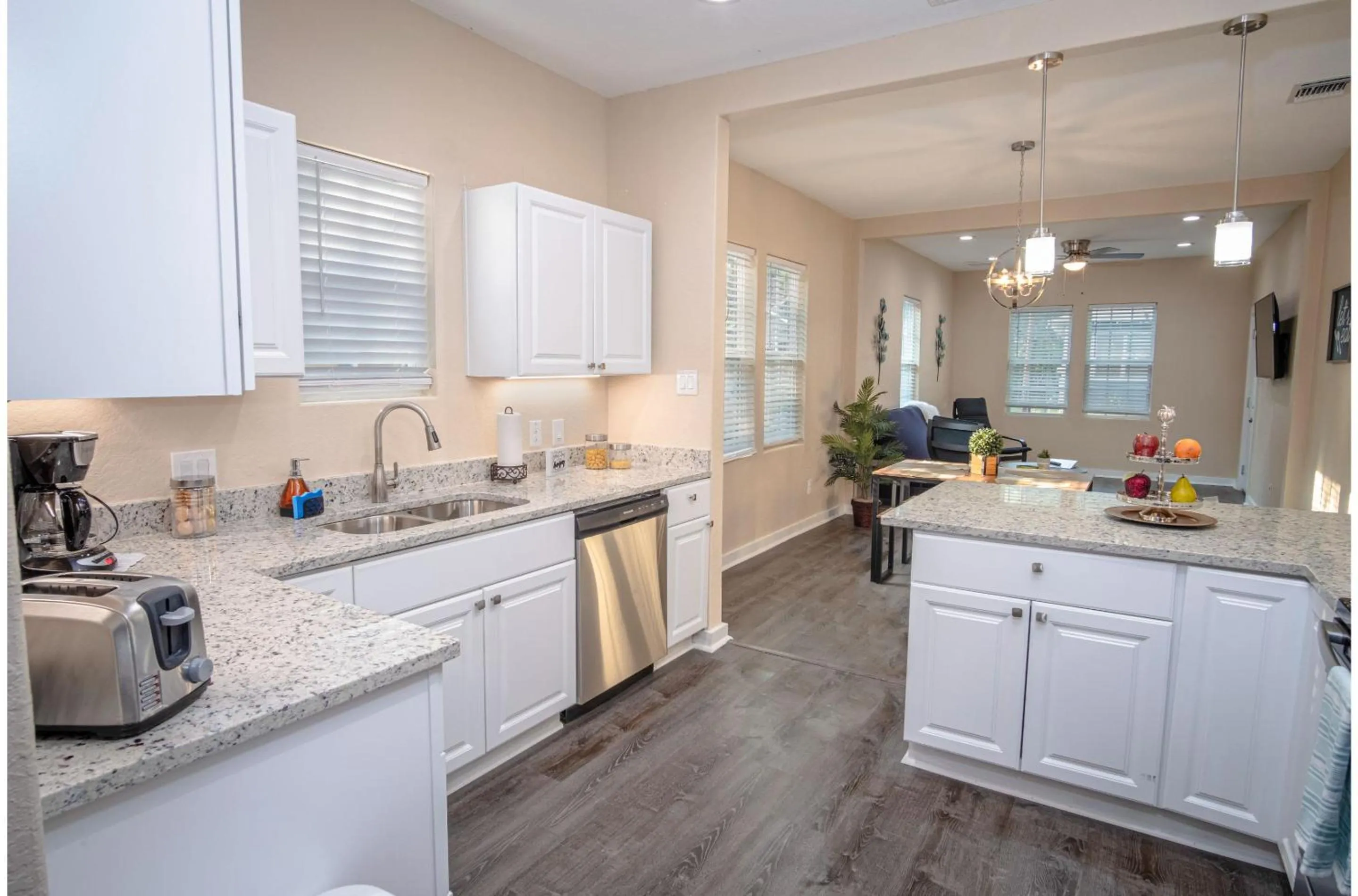 Kitchen or kitchenette in 3BR2BA Remodeled House Near Downtown