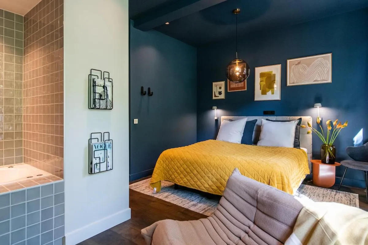 Bed in Luxurious Residence in Vondelpark/Museum District