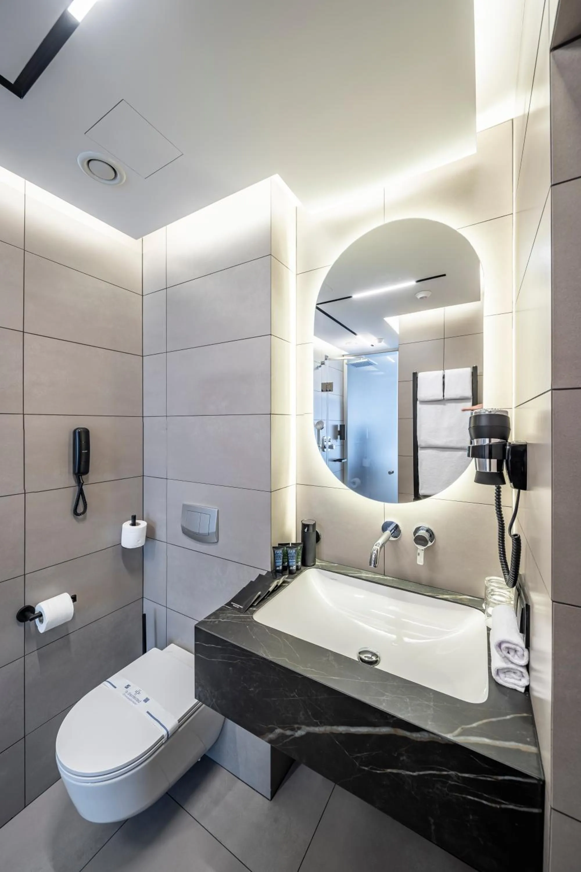 Bathroom, Bed in Loft7