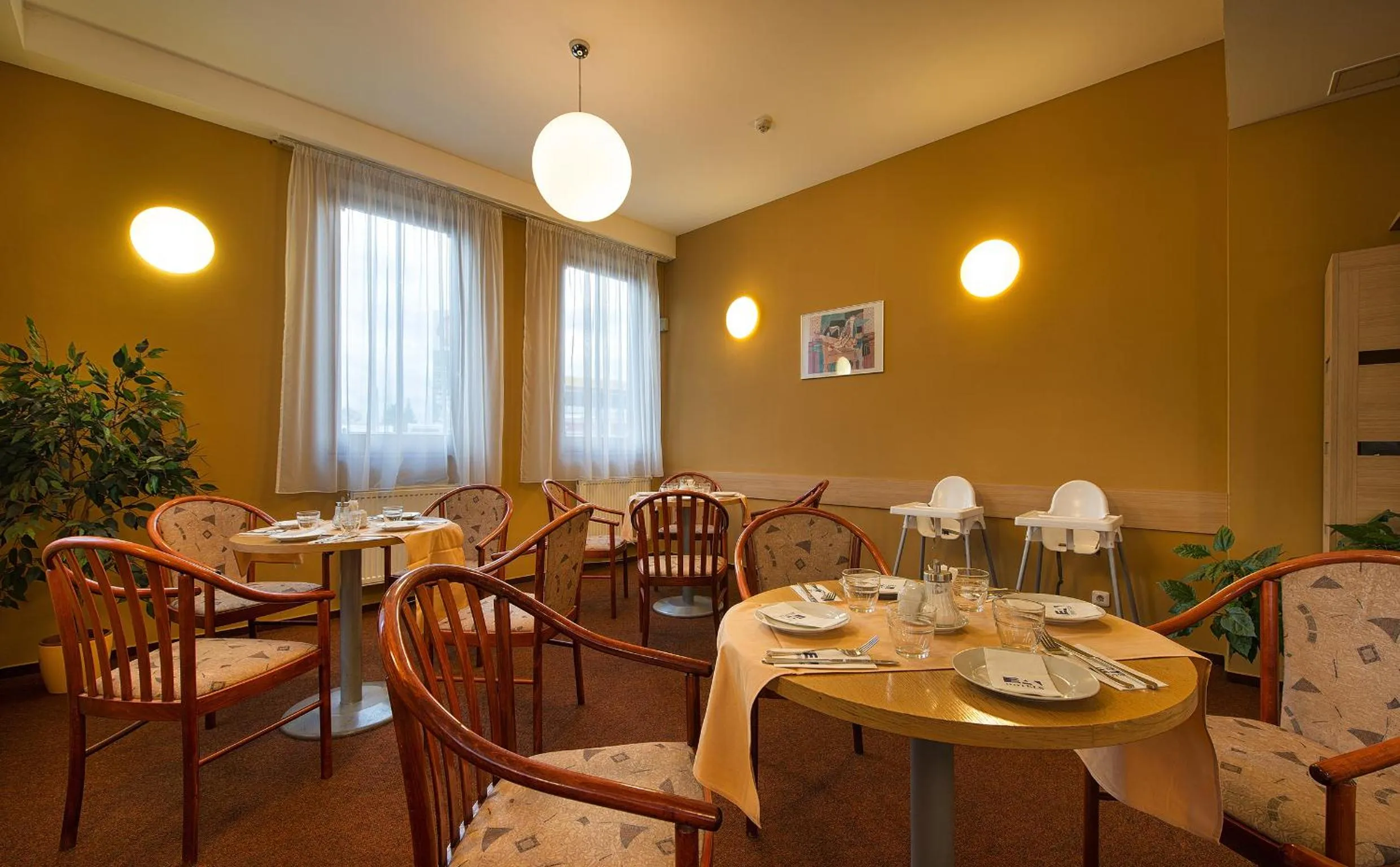 Restaurant/places to eat in EA Hotel Populus