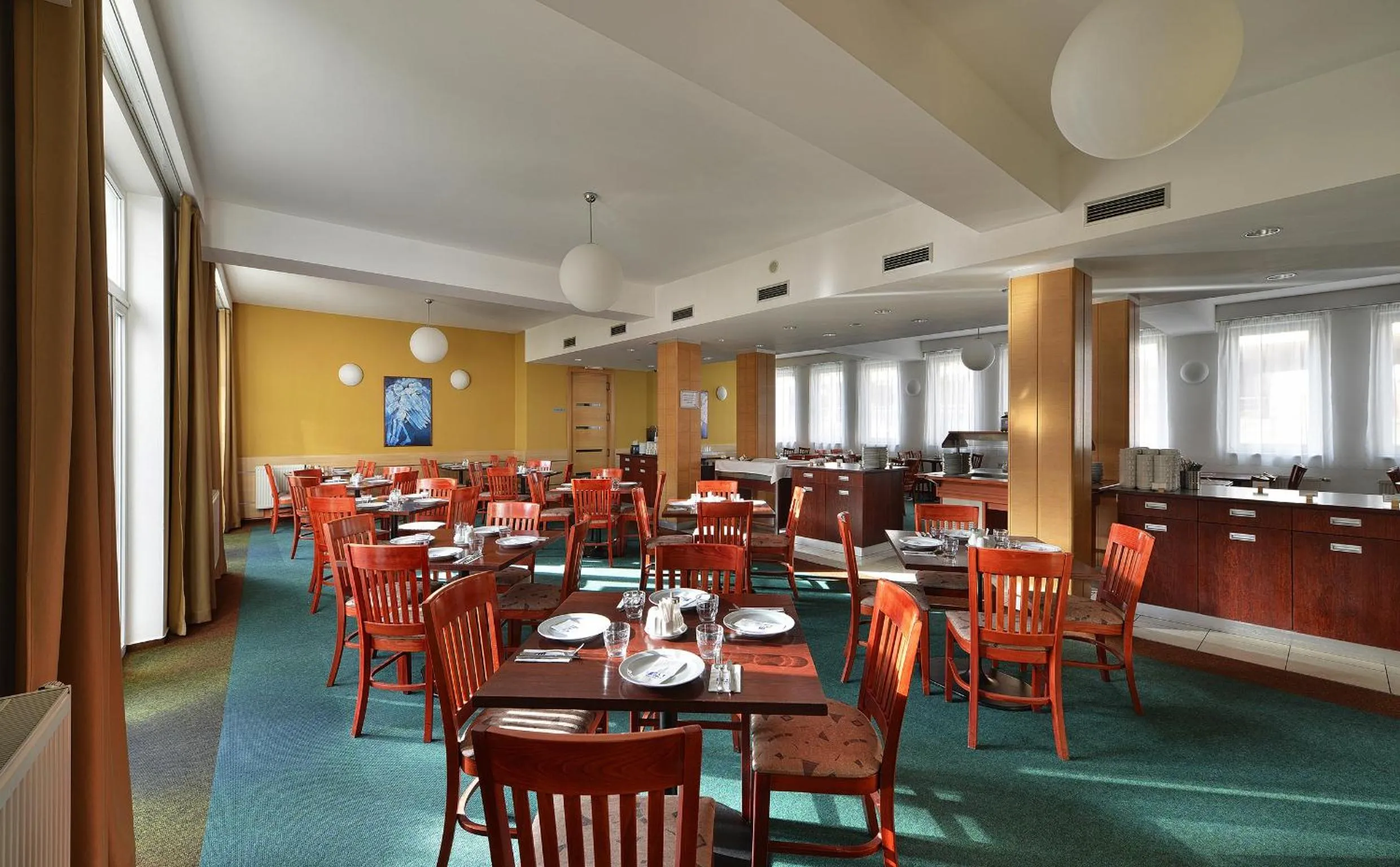 Restaurant/places to eat in EA Hotel Populus