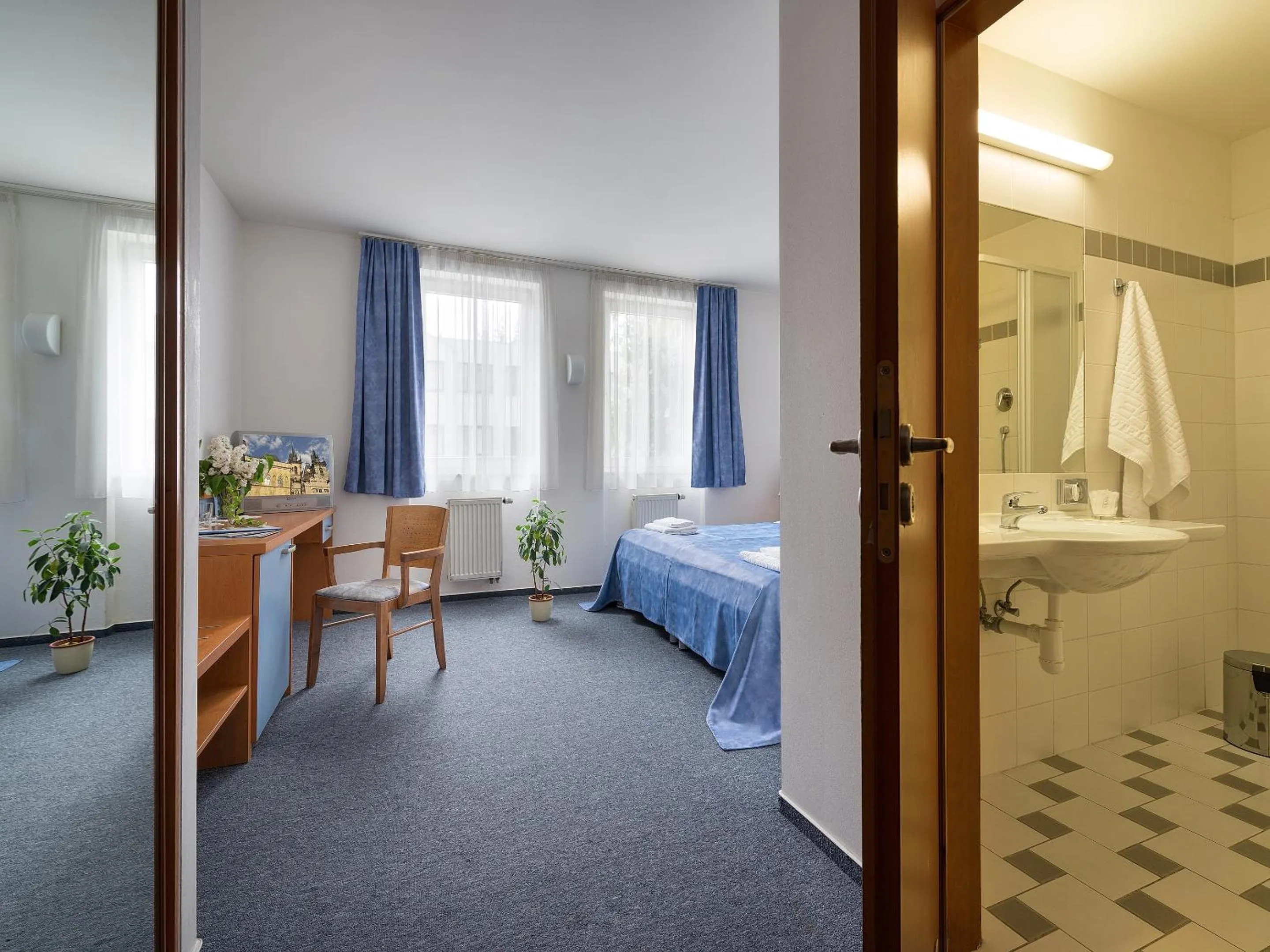 Photo of the whole room, Bed in EA Hotel Populus