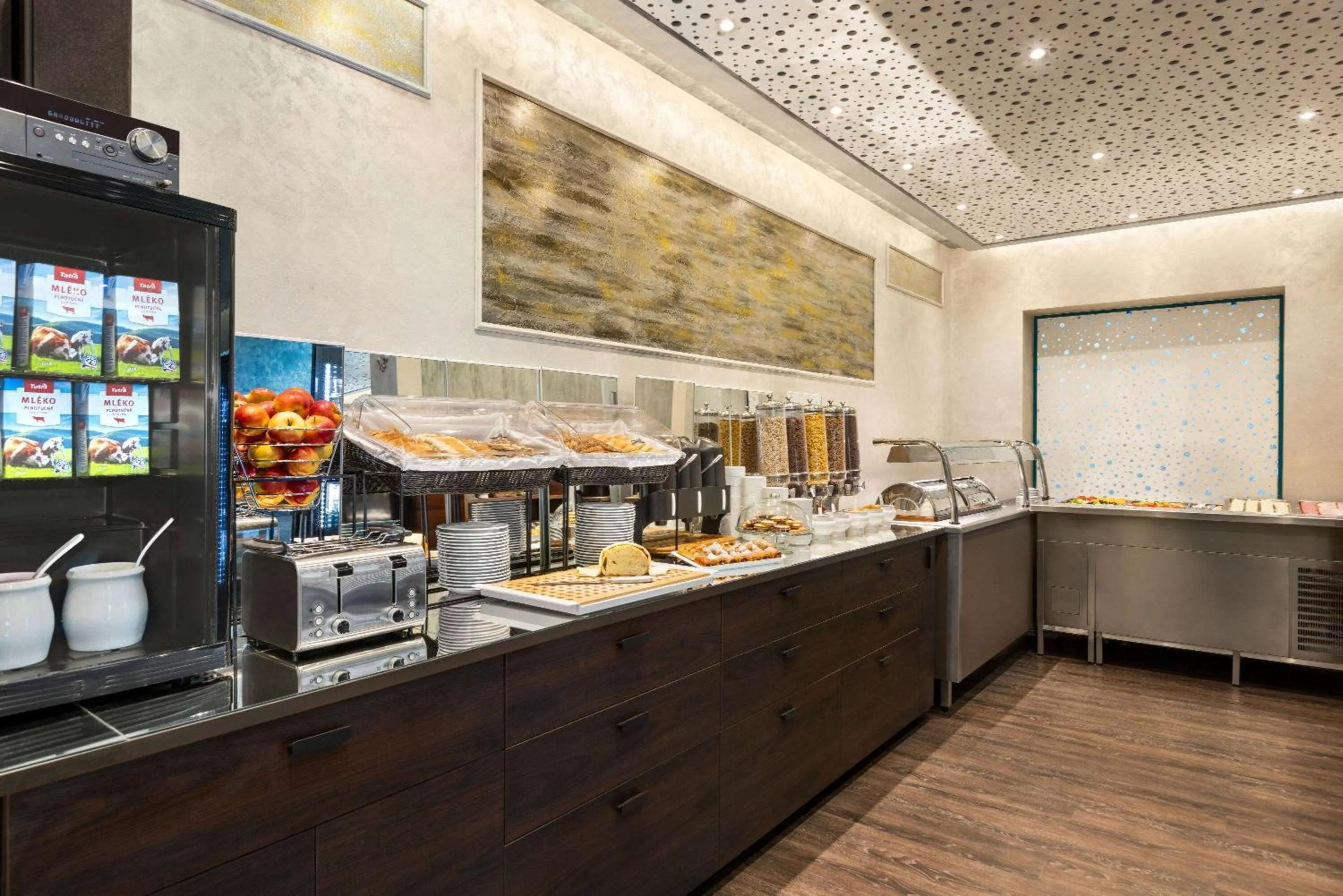 Restaurant/places to eat in Amedia Express Prague, Trademark Collection by Wyndham