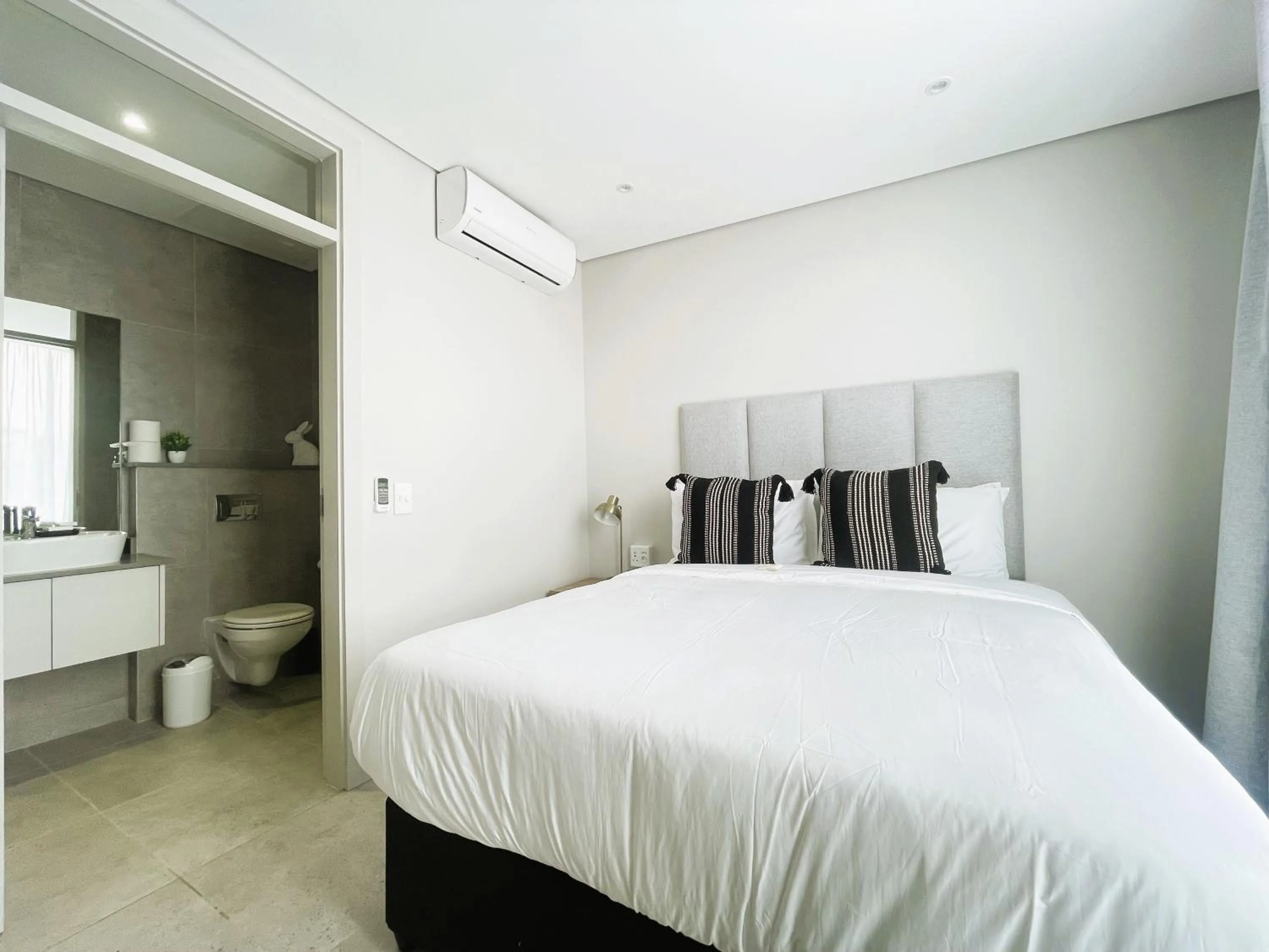 Toilet, Bed in Glorystar 2Six2 Florida Road