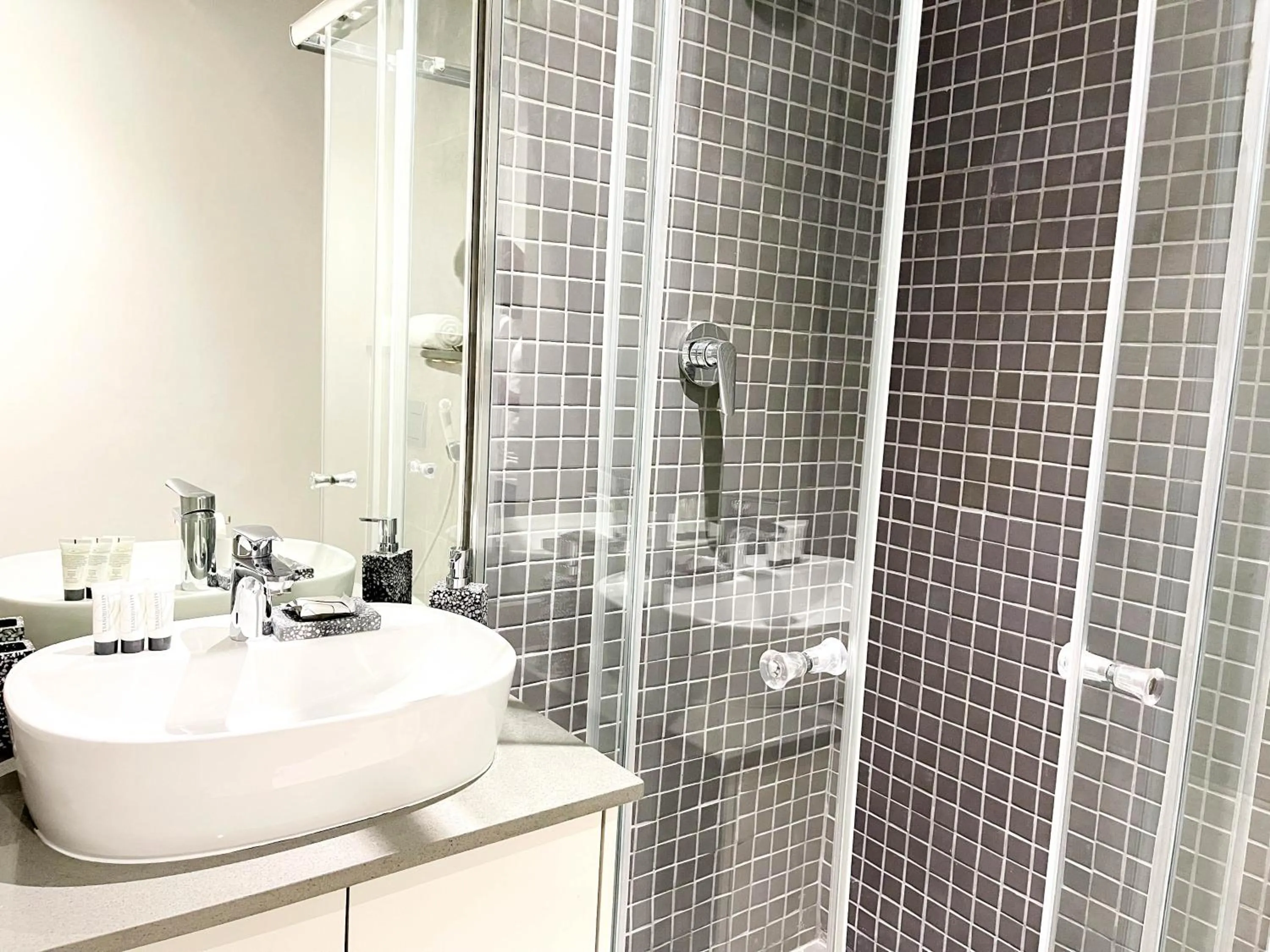 Shower in Glorystar 2Six2 Florida Road