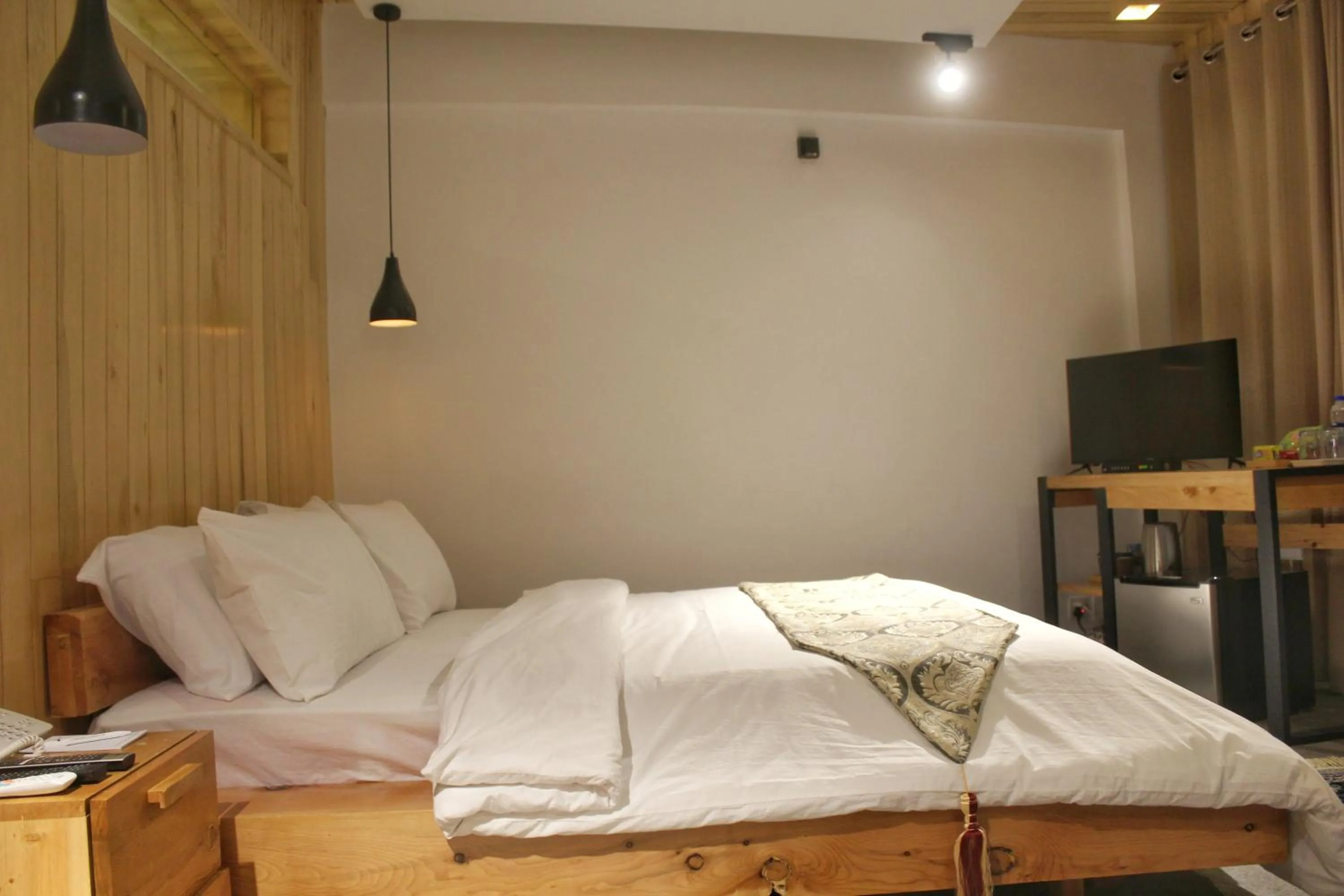 Communal lounge/ TV room, Bed in Famree Resort Hunza