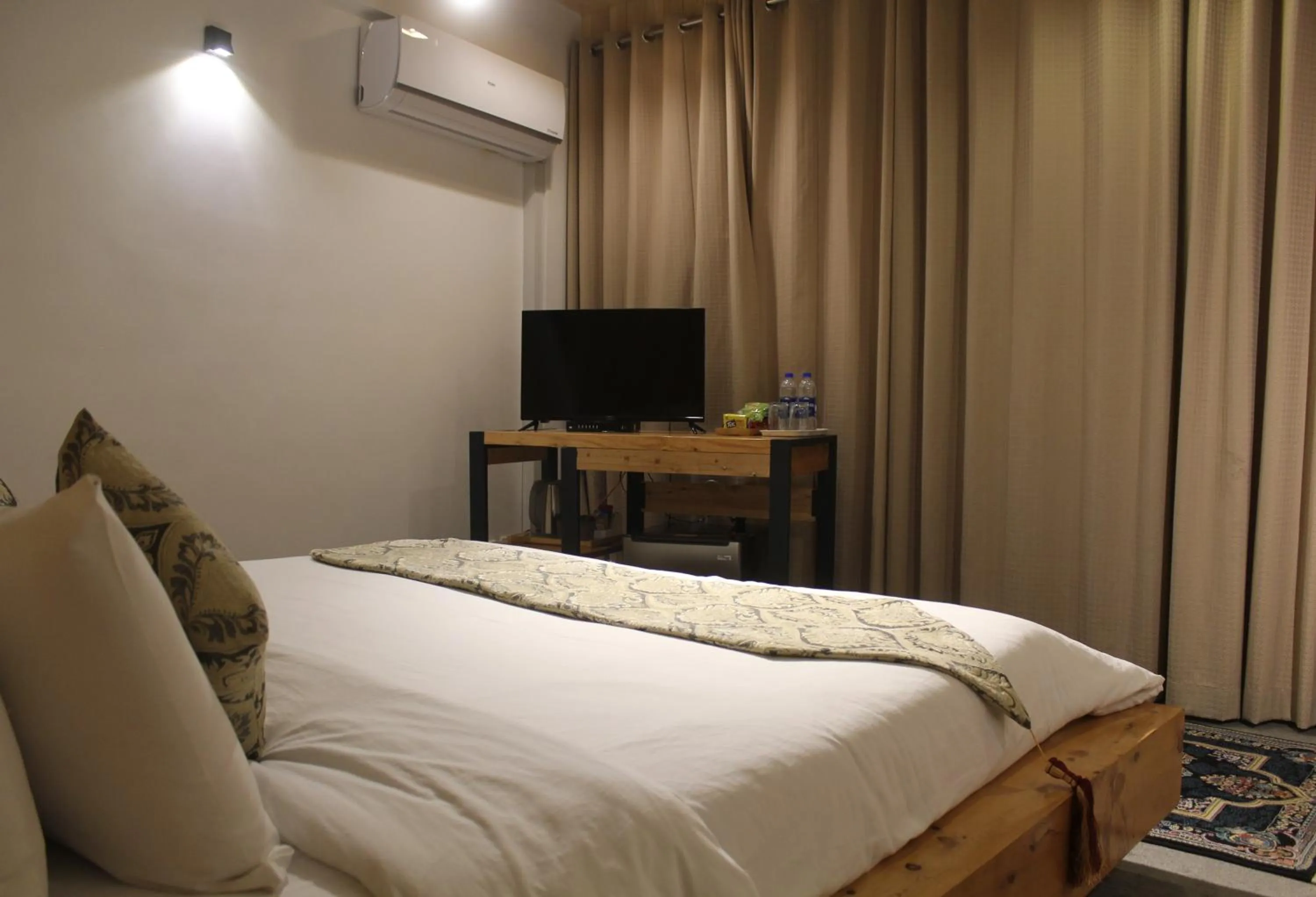 TV and multimedia, Bed in Famree Resort Hunza