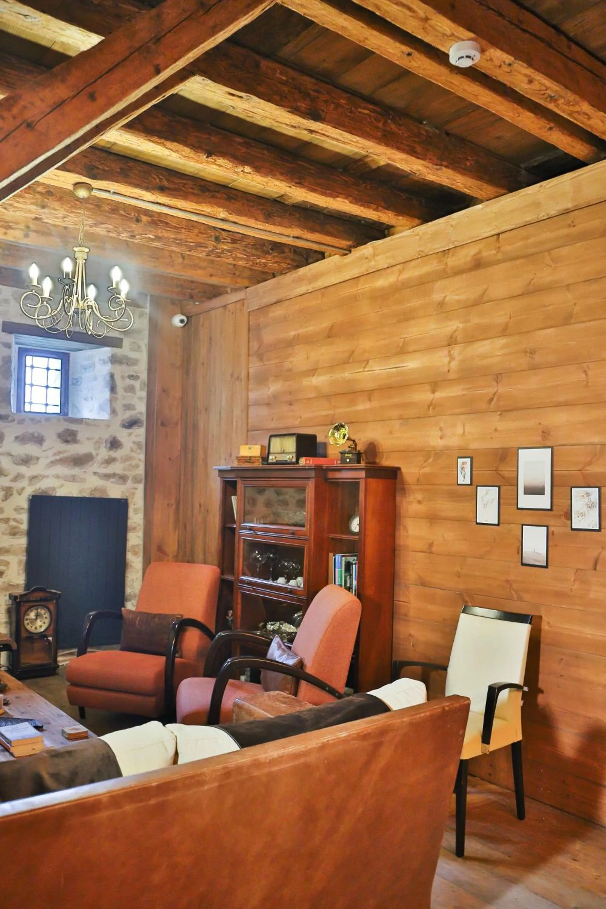 Communal lounge/ TV room in Konak Bindallı