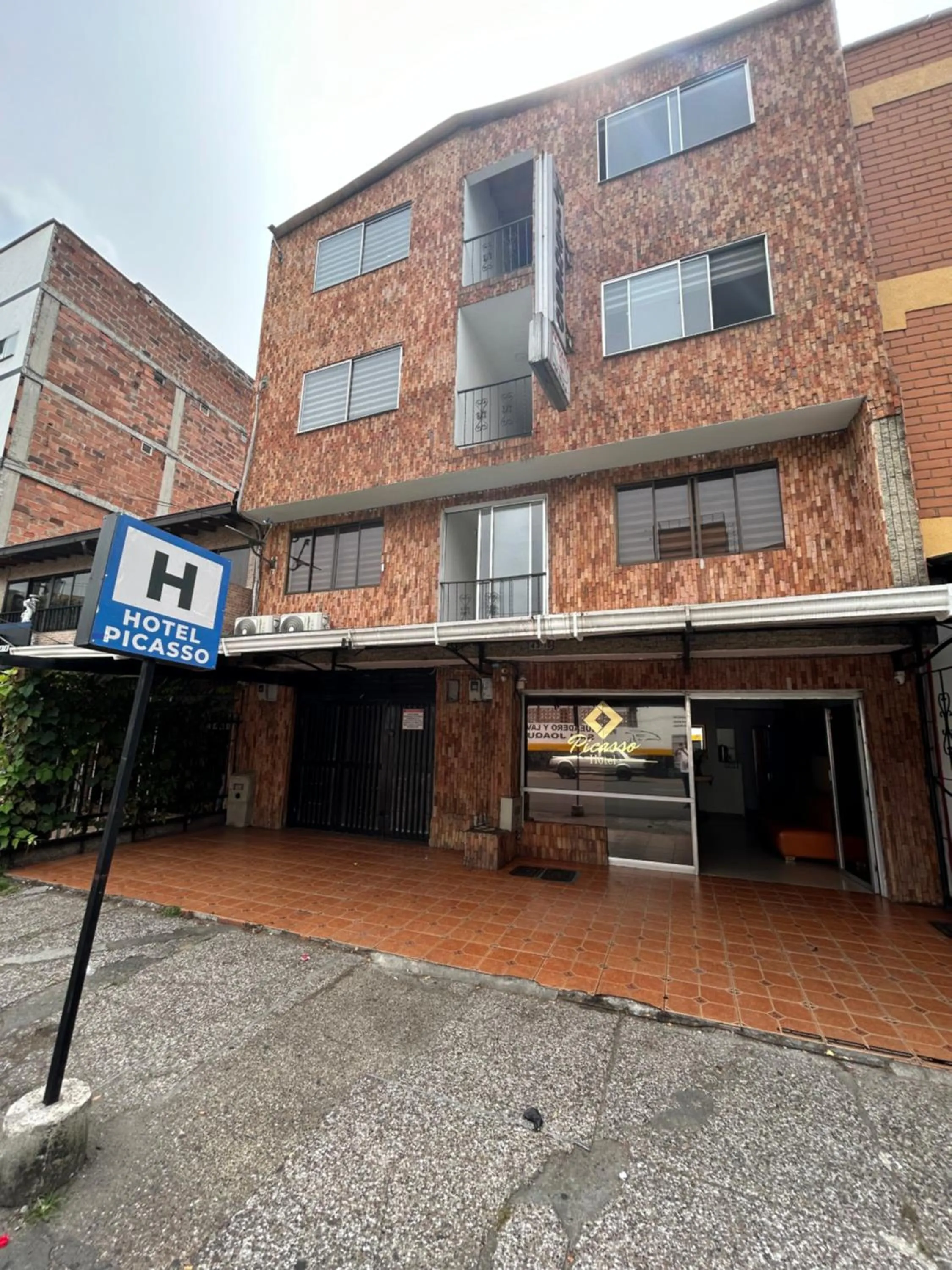 Property building in Hotel Picasso 70