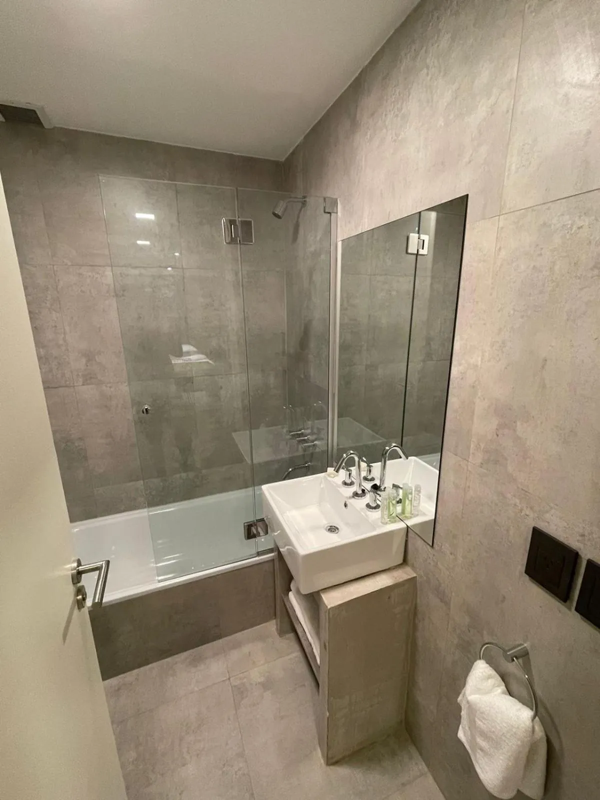 Bathroom in Days Inn Devoto