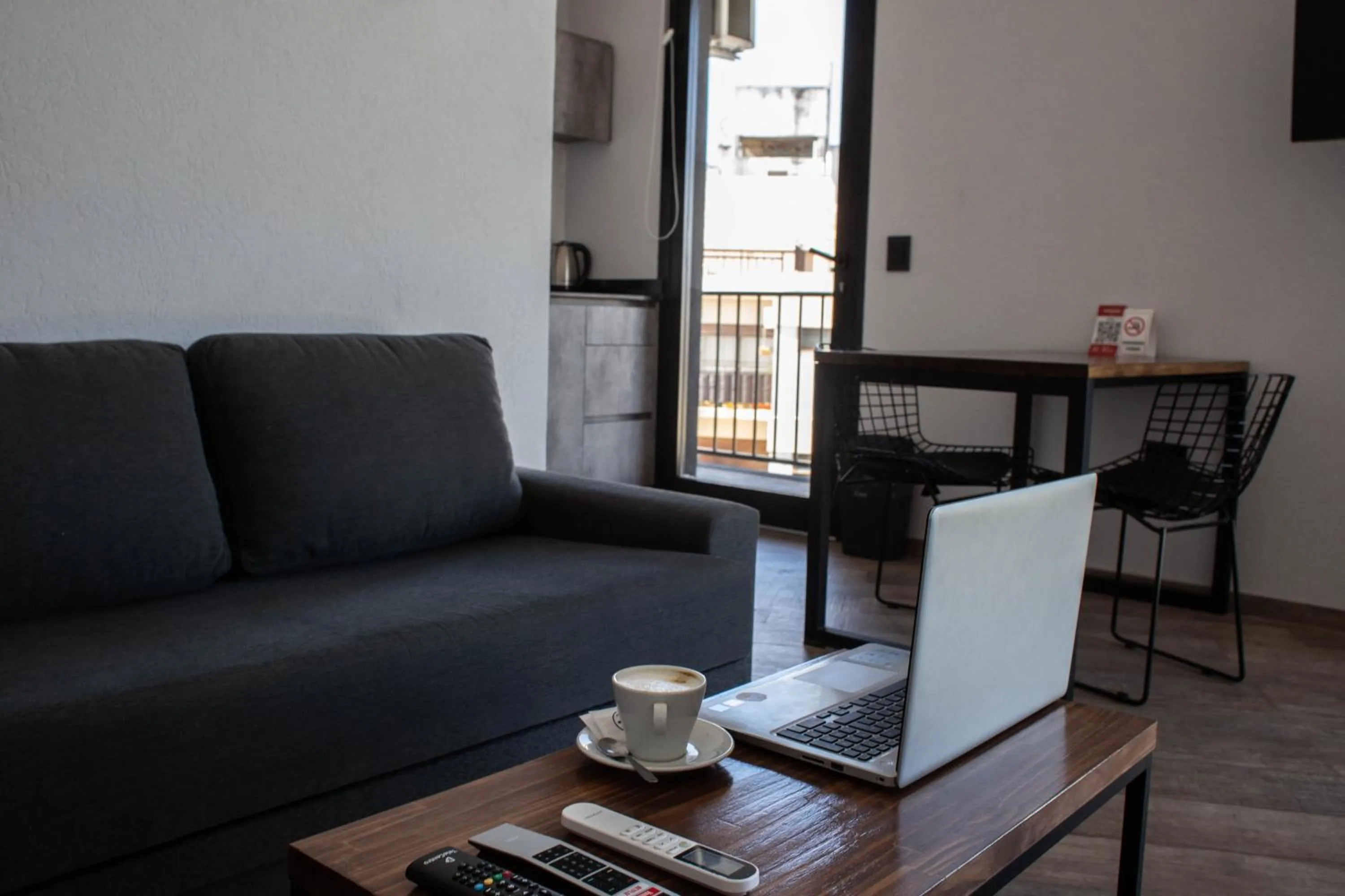 Living room in Days Inn Devoto