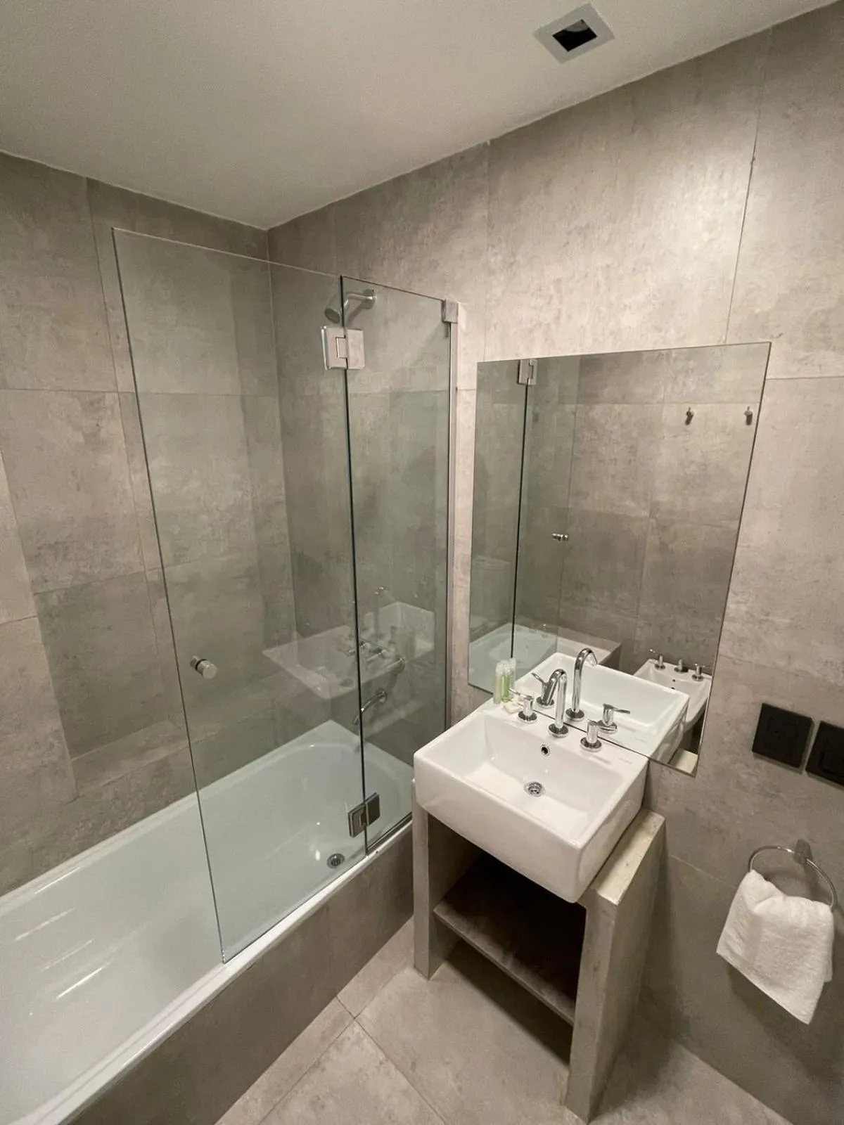 Bathroom in Days Inn Devoto