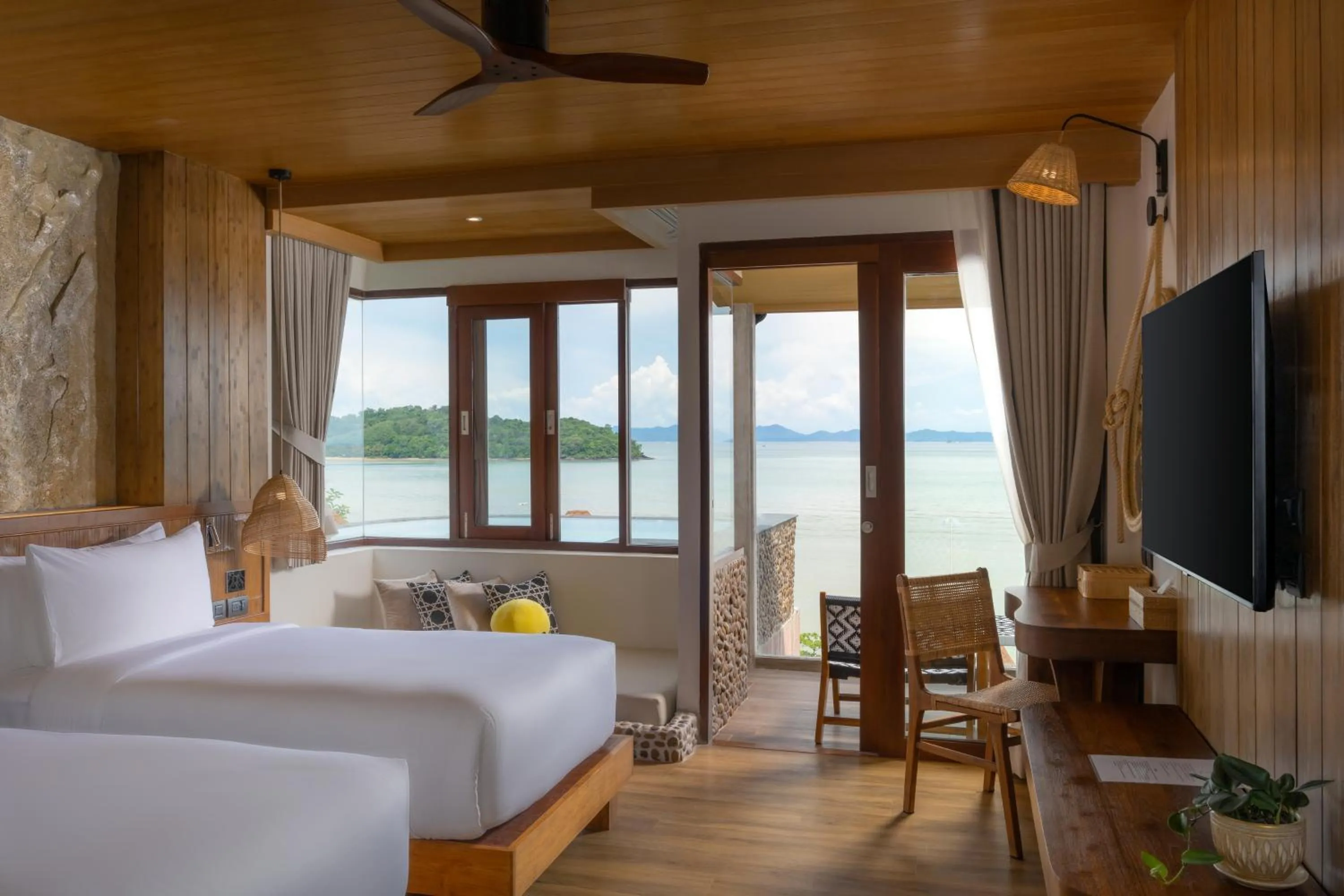 Communal lounge/ TV room, Bed in SINAE Phuket Luxury Hotel