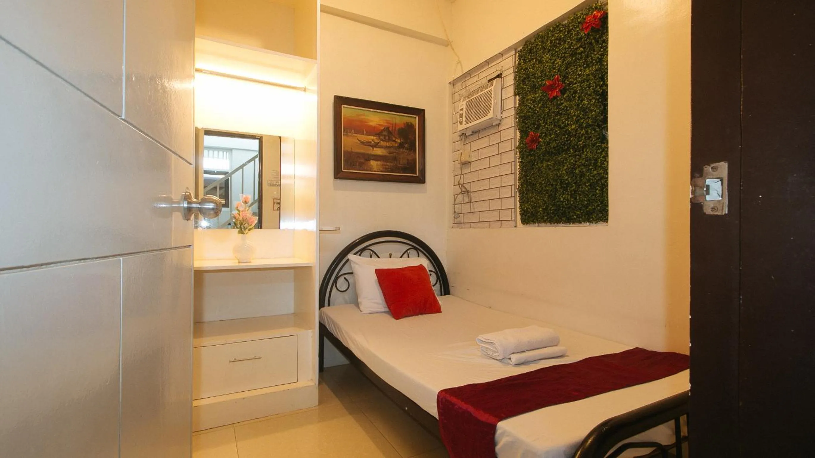 Bed in Nearest Hostel Pasay City by RedDoorz