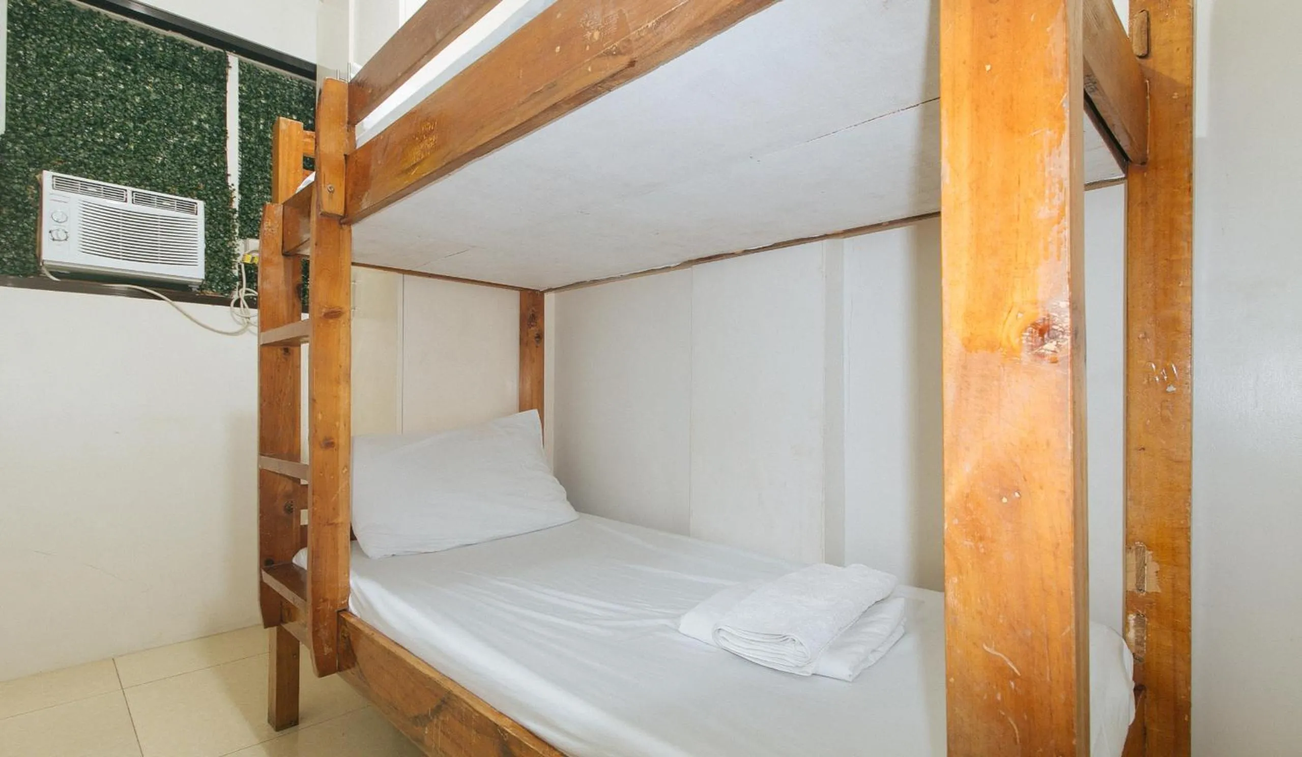 Bed in Nearest Hostel Pasay City by RedDoorz