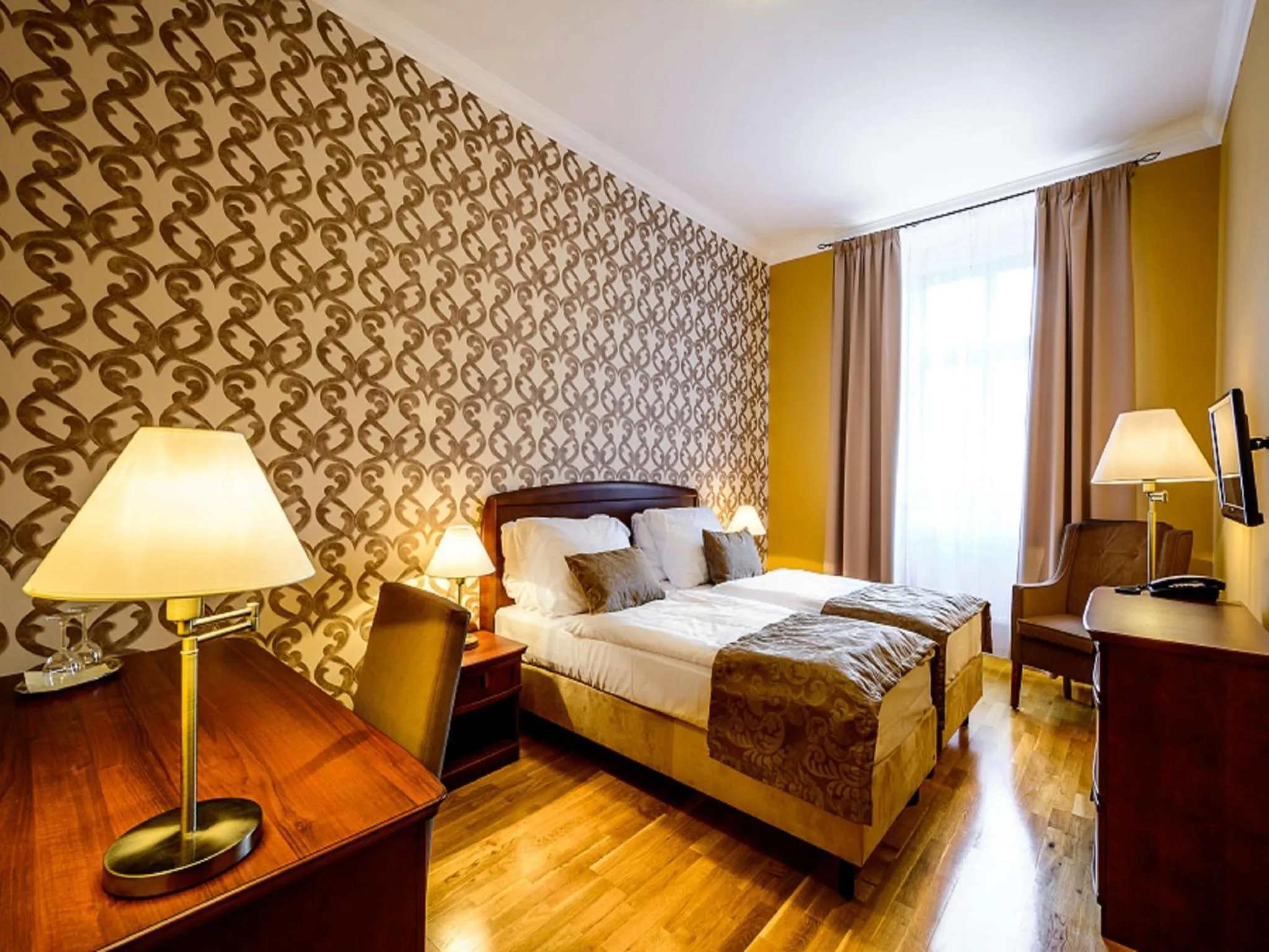 Photo of the whole room, Bed in Alexander