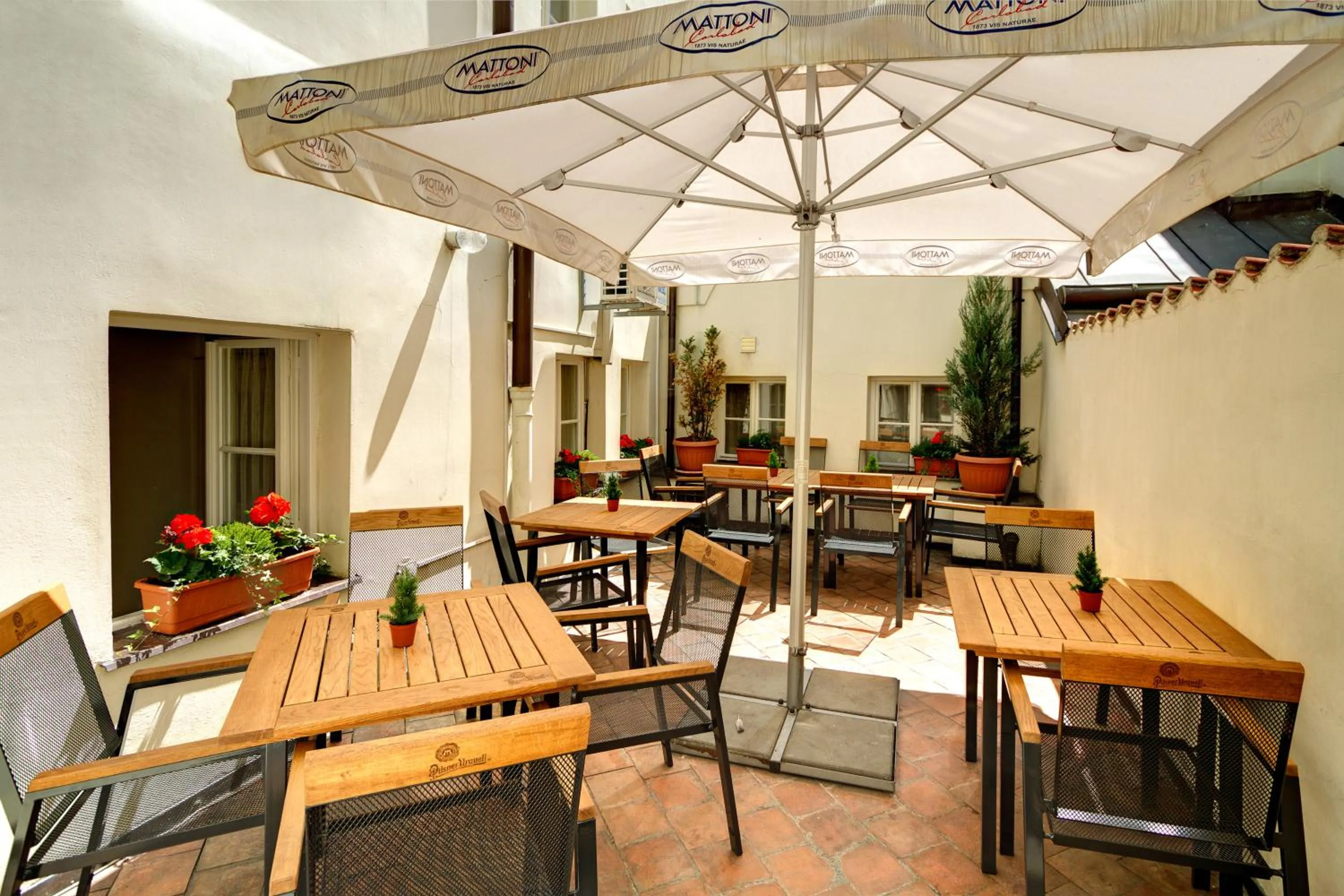 Patio in Red Lion Hotel