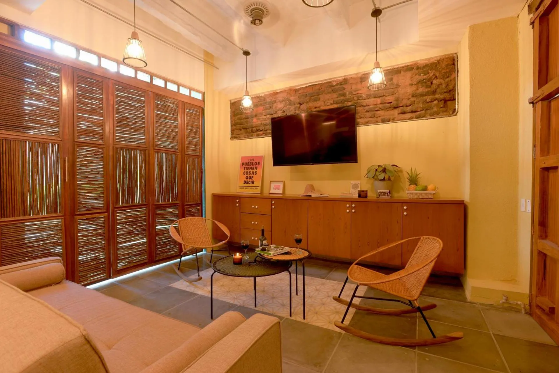 Communal lounge/ TV room in La Casa del Totumo