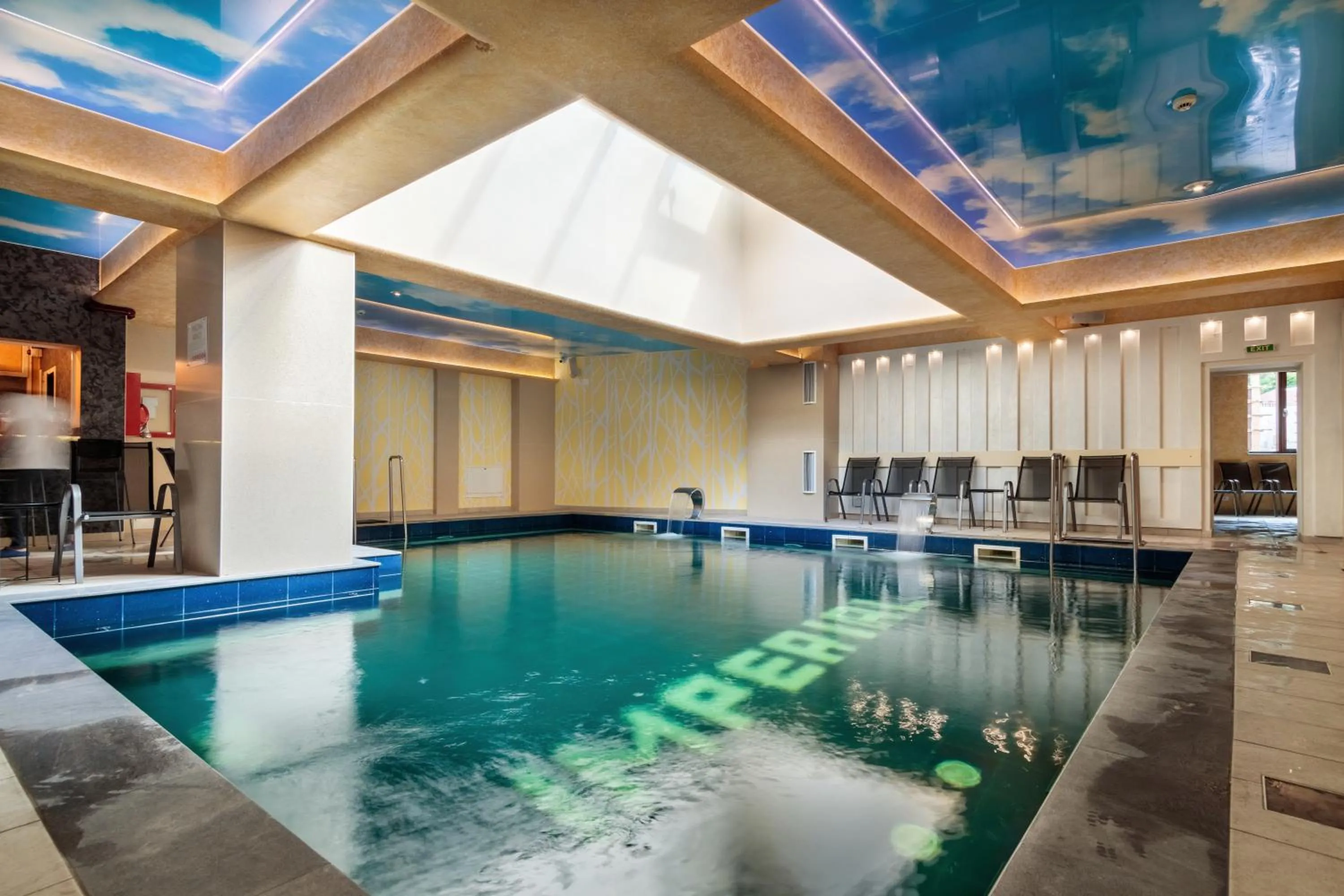 Swimming pool in Imperial Hotel&Spa - Baile Olanesti