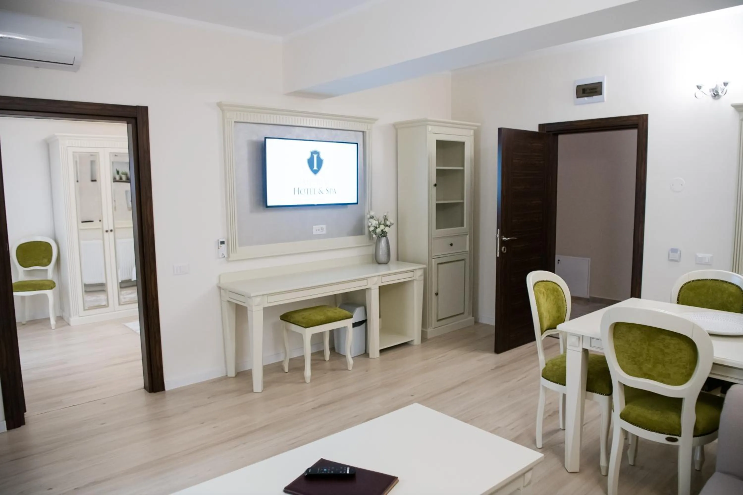 Communal lounge/ TV room in Imperial Hotel&Spa - Baile Olanesti