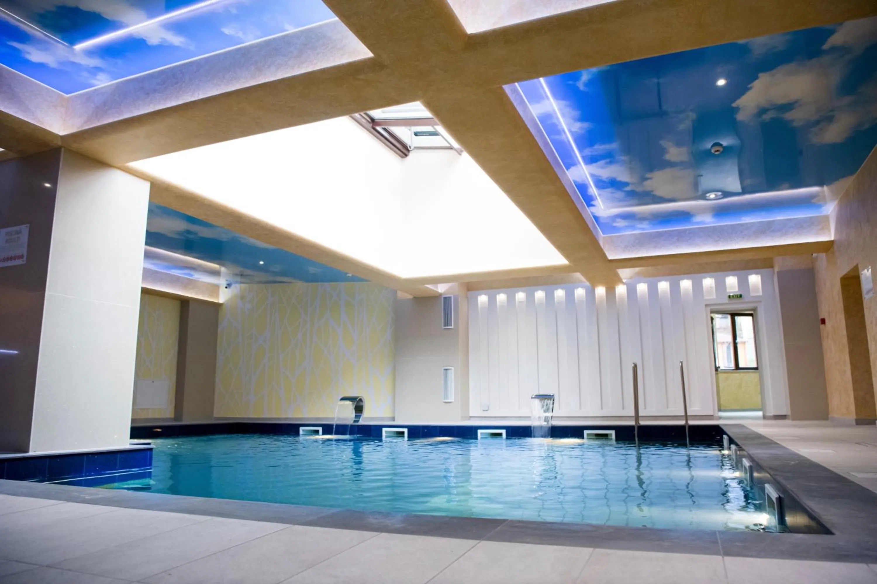 Swimming pool in Imperial Hotel&Spa - Baile Olanesti