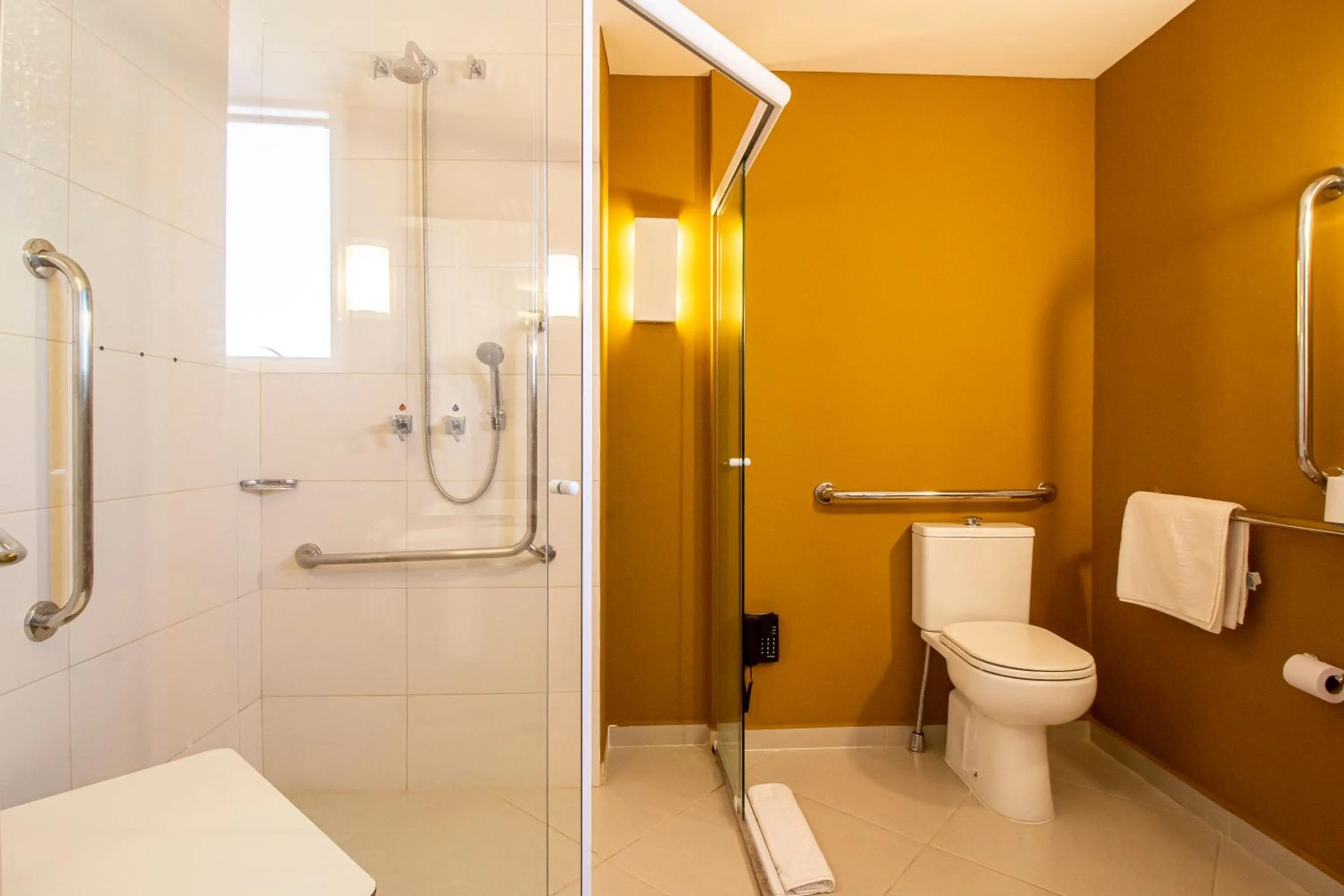 Toilet in Hotel Cassino Tower São José do Rio Preto by Nacional Inn