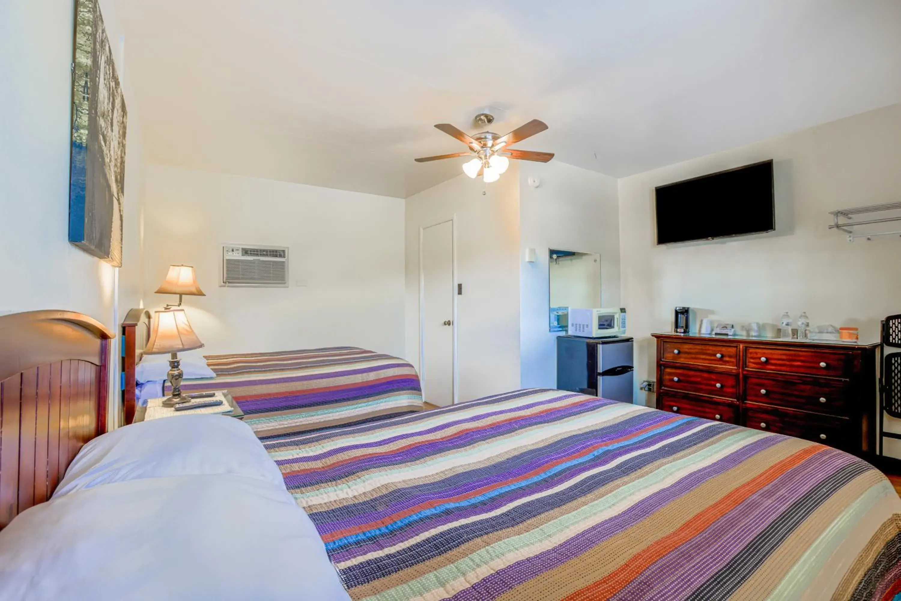 2 Double Beds Non-Smoking in Cadiz Motel by OYO on route 250 2 Double Beds Non-Smoking in Cadiz Motel by OYO on route 250