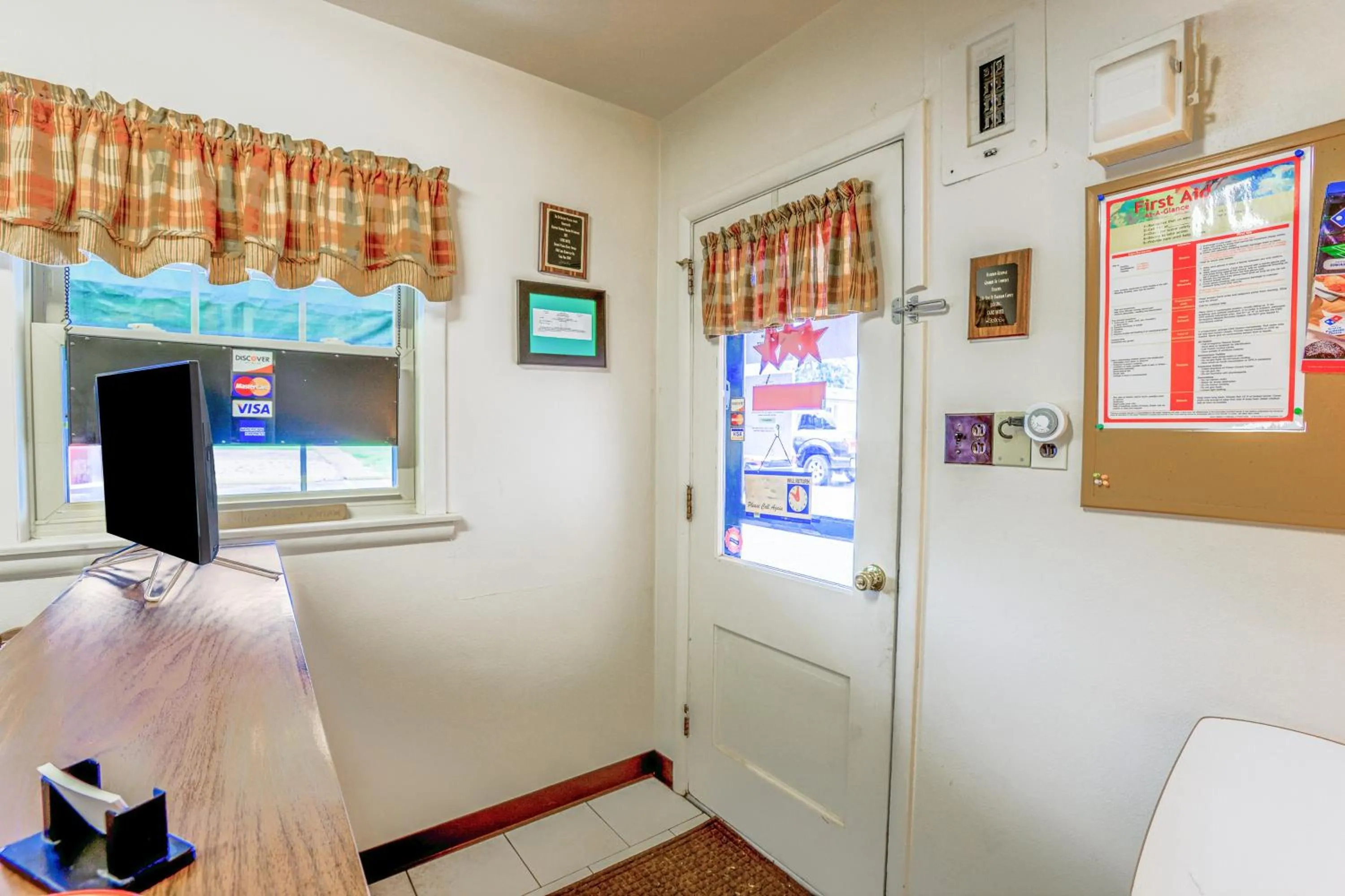 Lobby or reception in Cadiz Motel by OYO on route 250