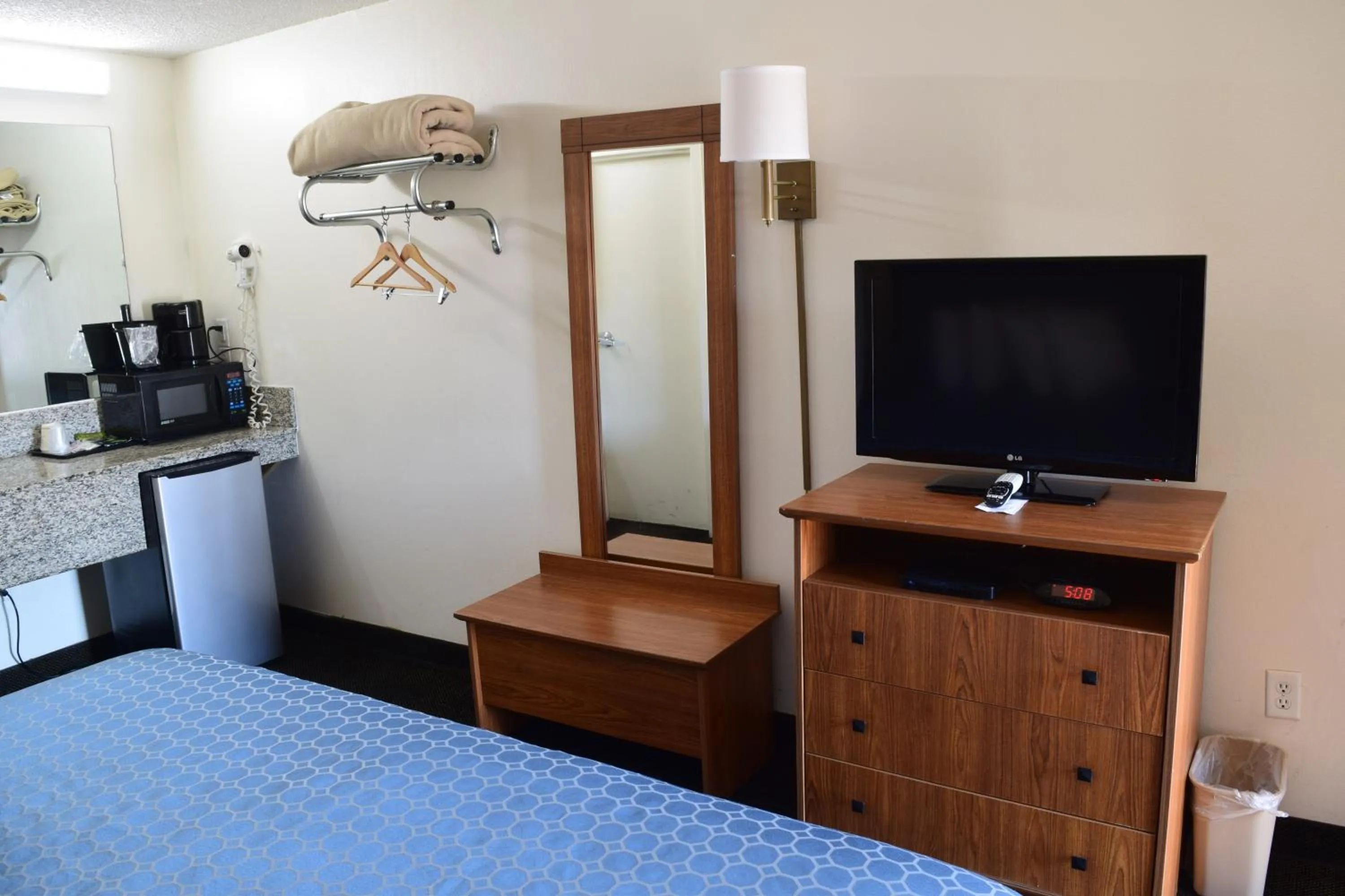 Bedroom, Bed in Value Inn - Livonia