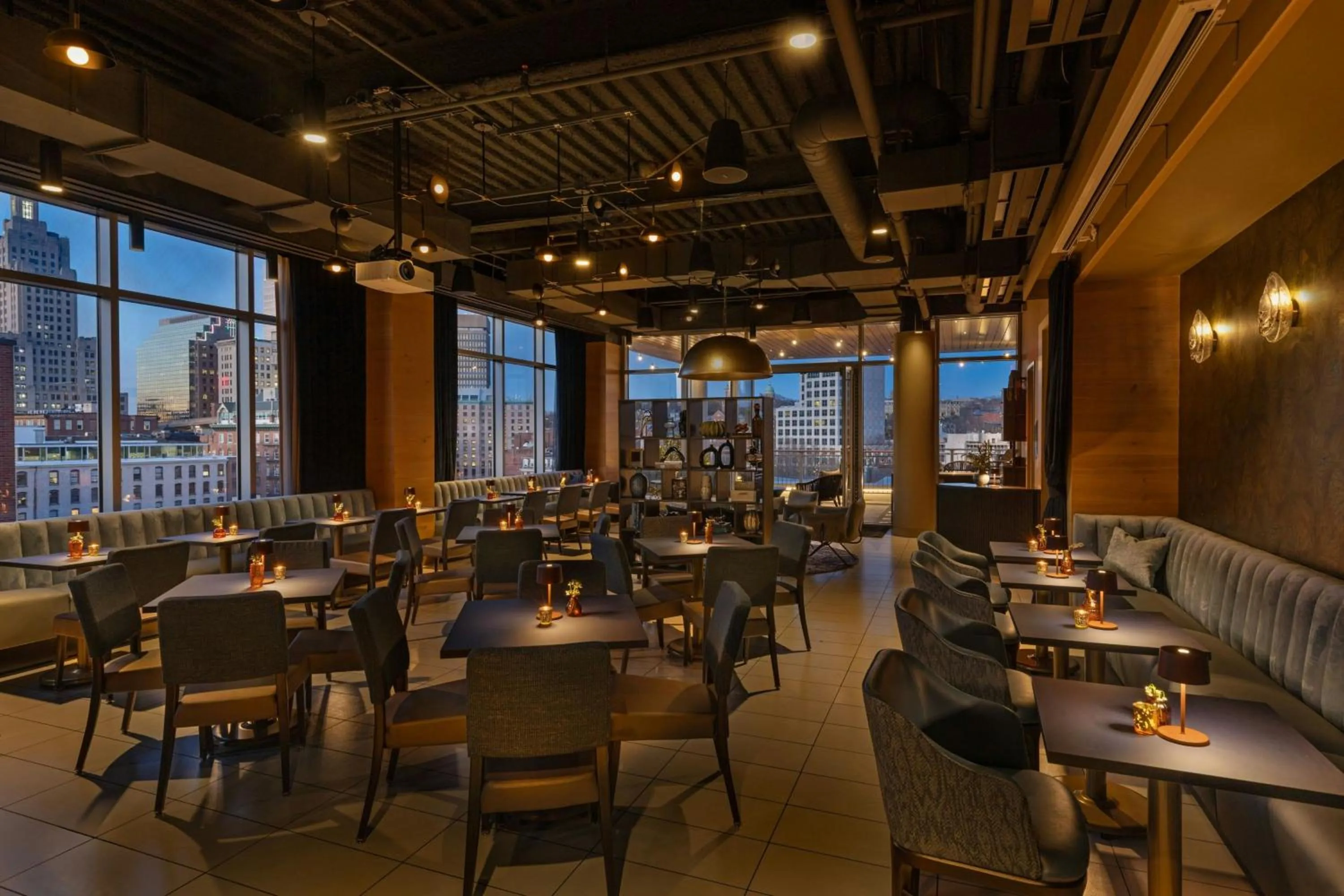 Lounge or bar in Aloft Providence Downtown