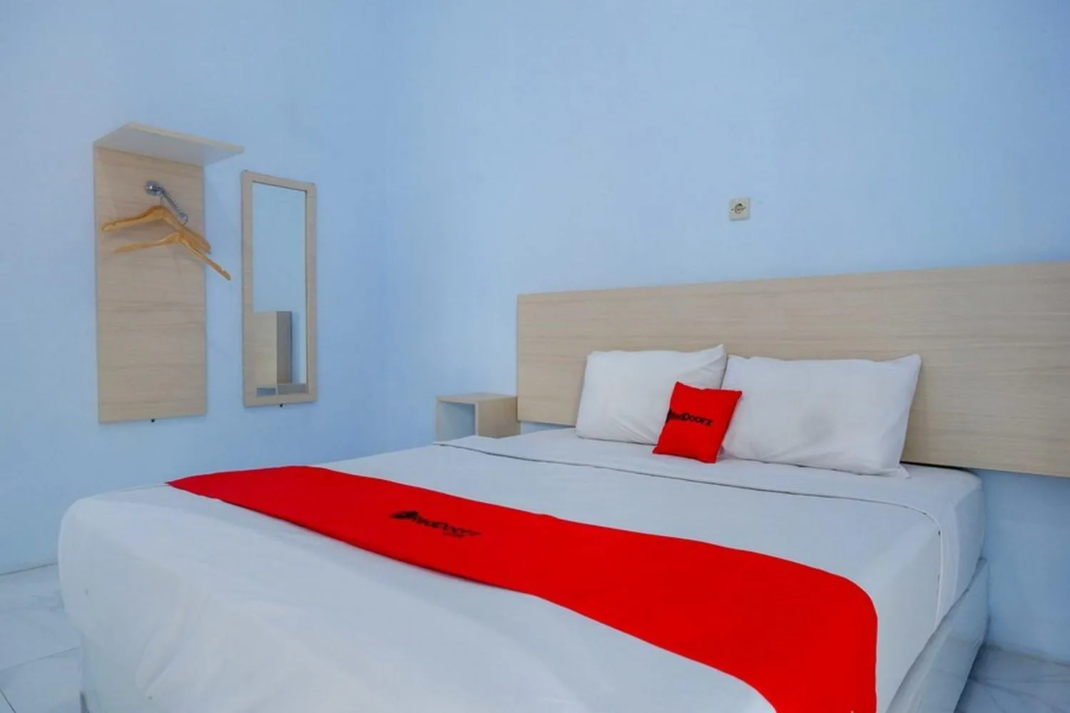 Bedroom, Bed in RedDoorz Syariah near Stasiun Pekalongan 3