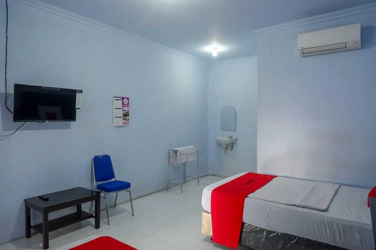 Bedroom, Bed in RedDoorz Syariah near Stasiun Pekalongan 3