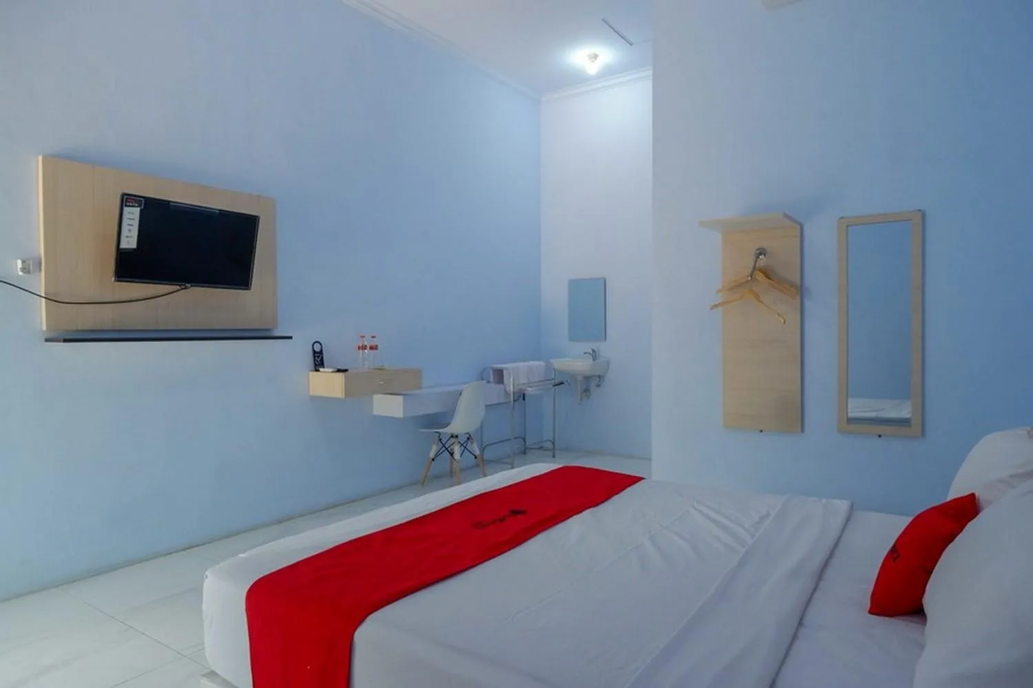 Bedroom, Bed in RedDoorz Syariah near Stasiun Pekalongan 3