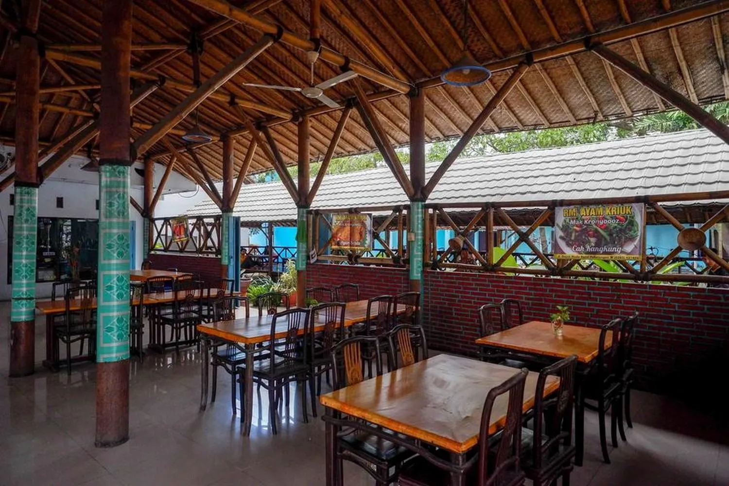 Restaurant/places to eat in RedDoorz Syariah near Stasiun Pekalongan 3