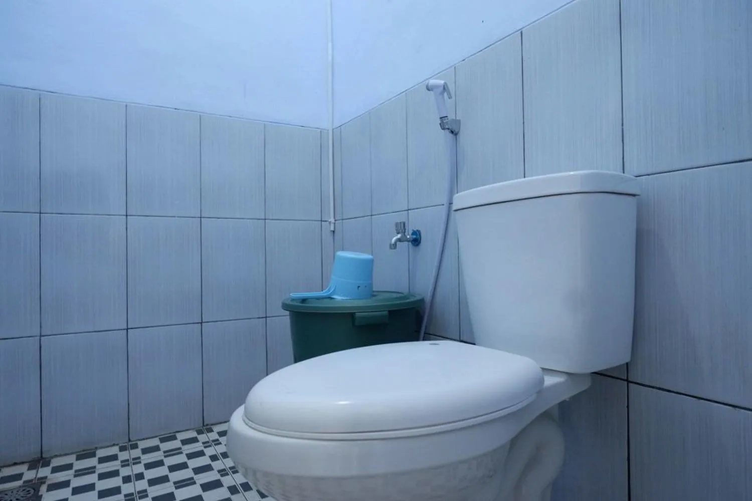 Bathroom in RedDoorz Syariah near Stasiun Pekalongan 3