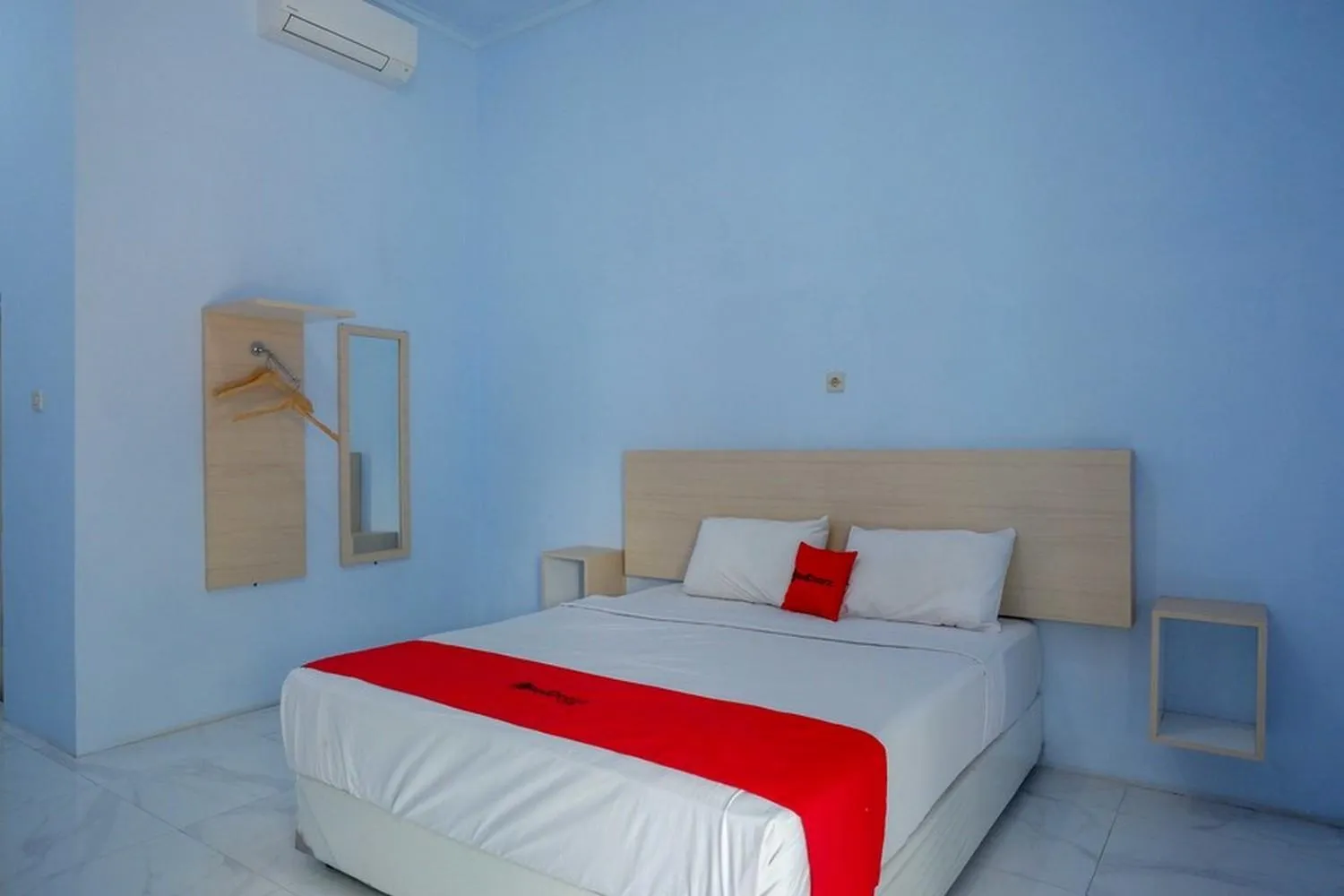 Bedroom, Bed in RedDoorz Syariah near Stasiun Pekalongan 3