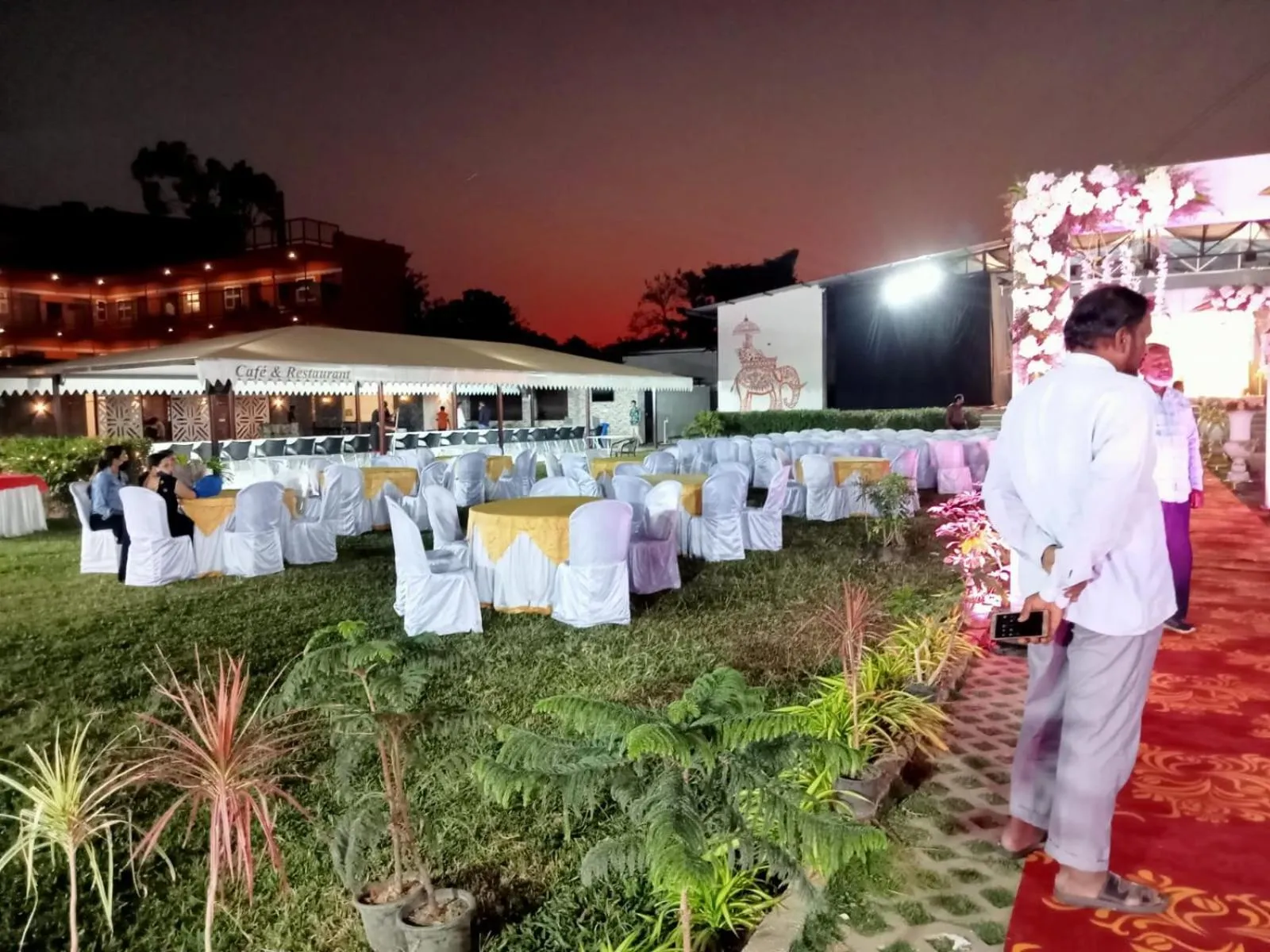 Restaurant/places to eat in Vistar Resort & Hotels