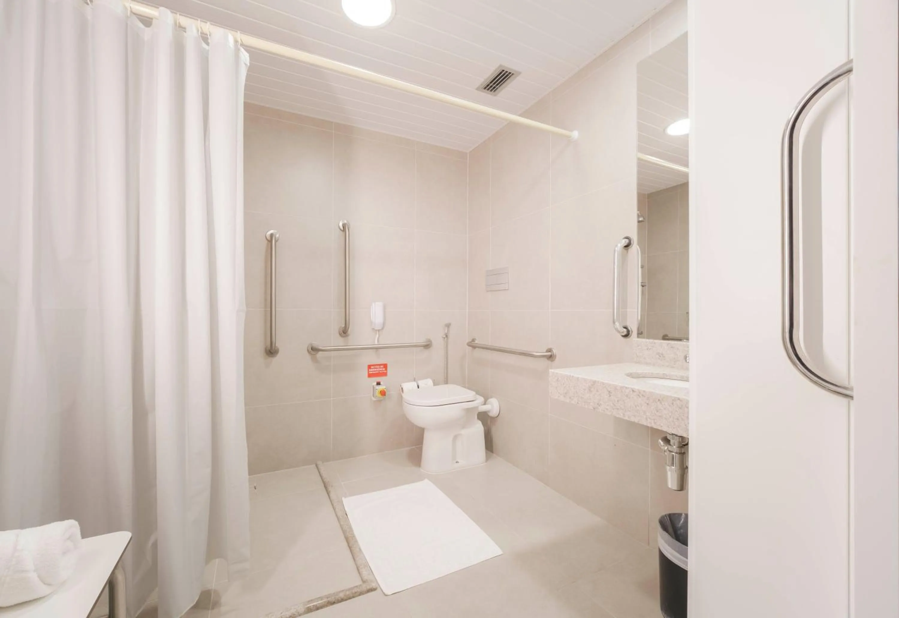 Shower in Ibis Budget Farroupilha