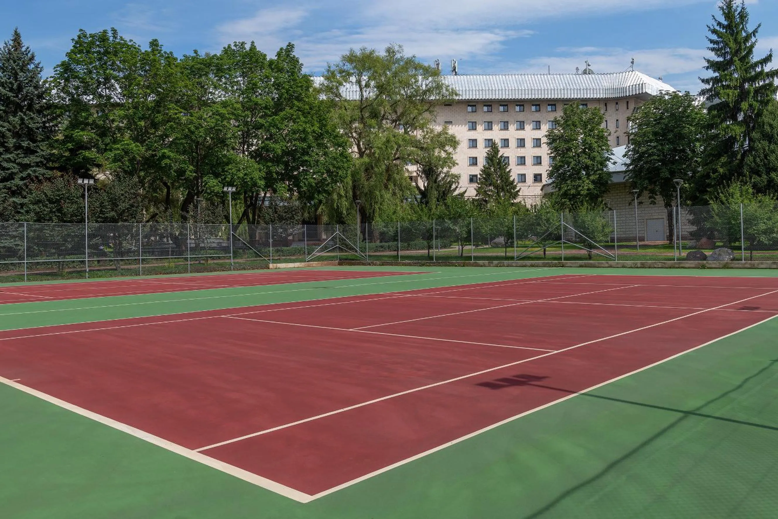 Tennis court in Swissôtel Wellness Resort Alatau Almaty