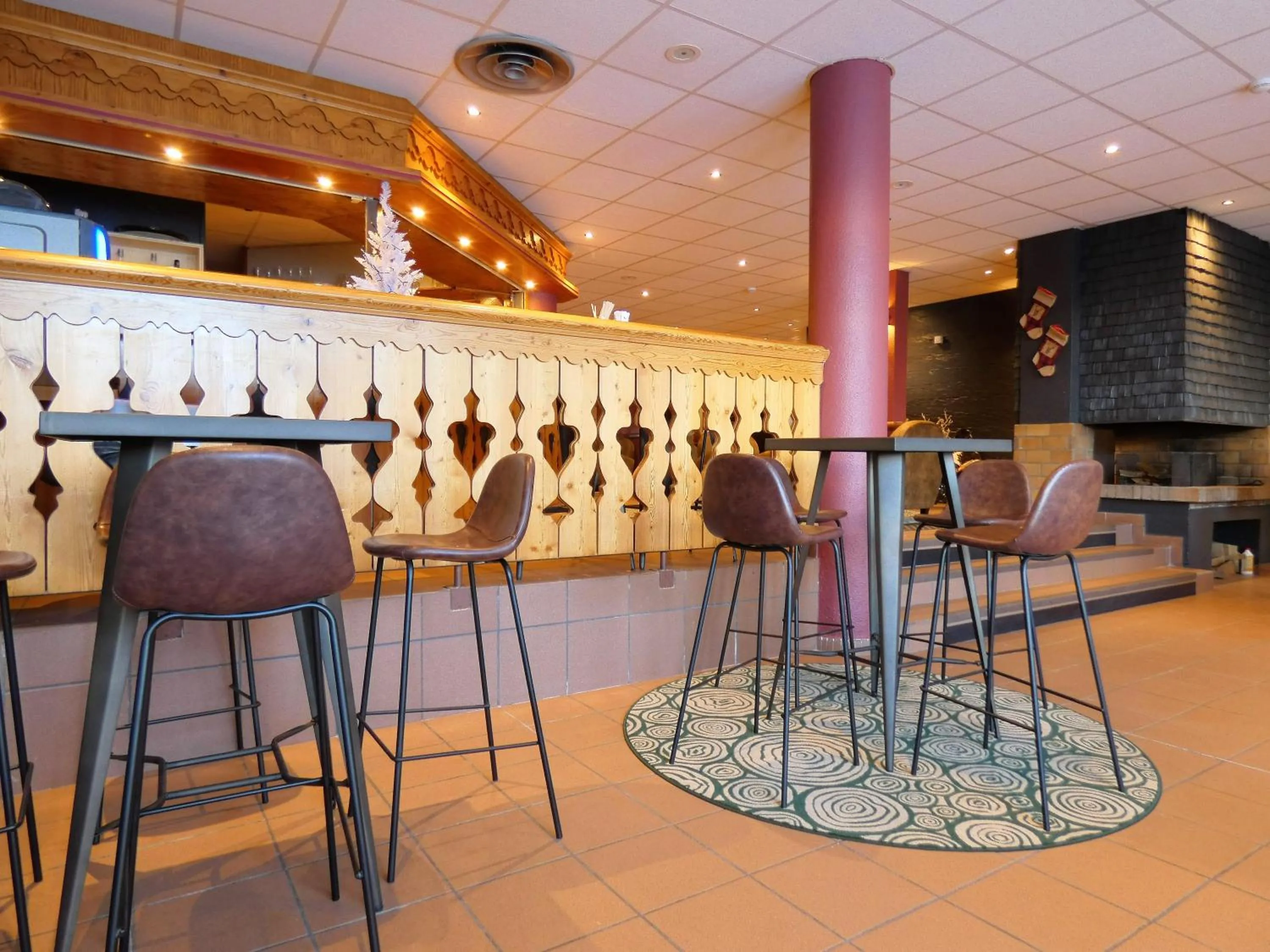 Lounge or bar in SOWELL Family La Lauzière