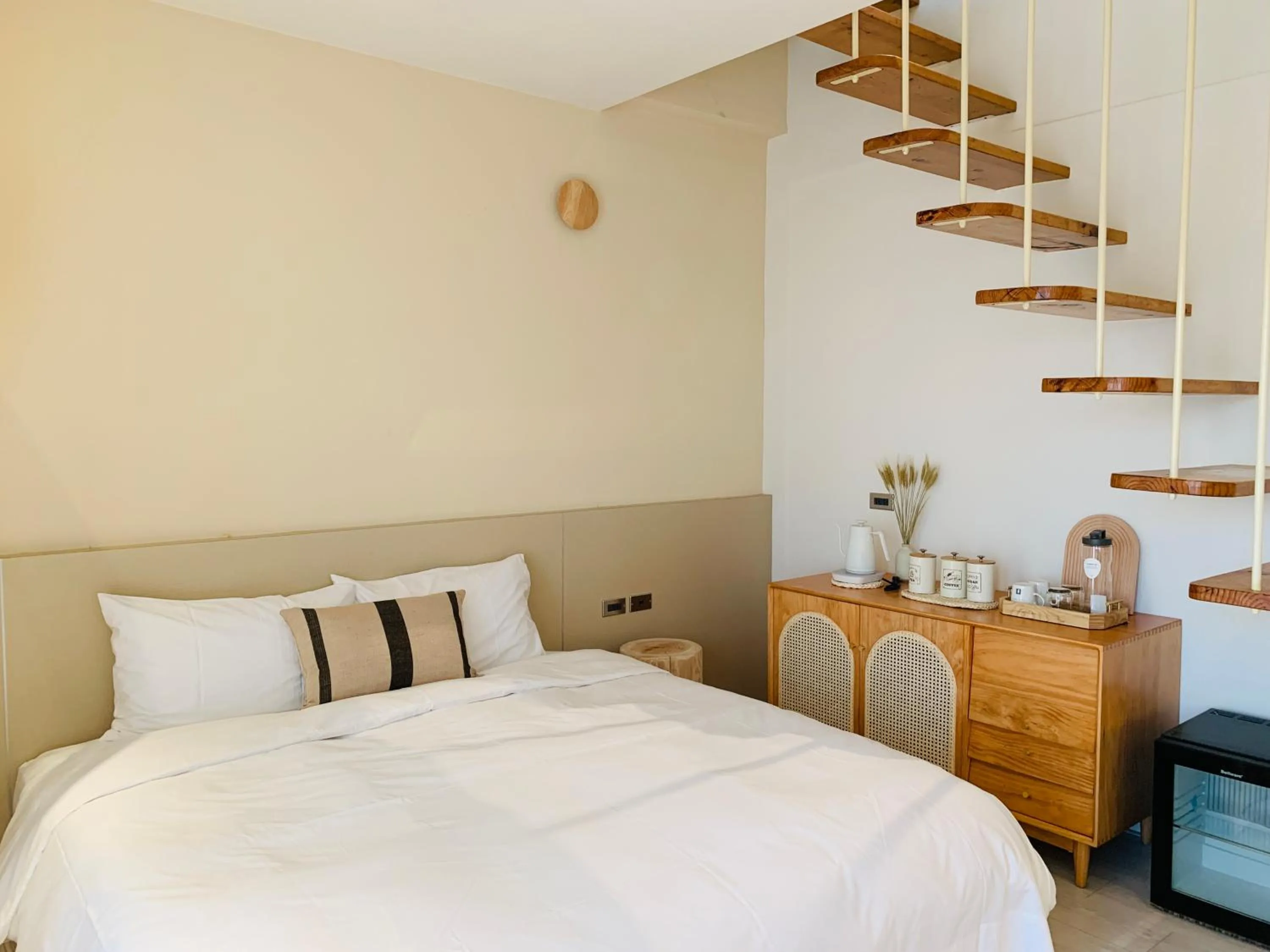 Photo of the whole room, Bed in Little Greece