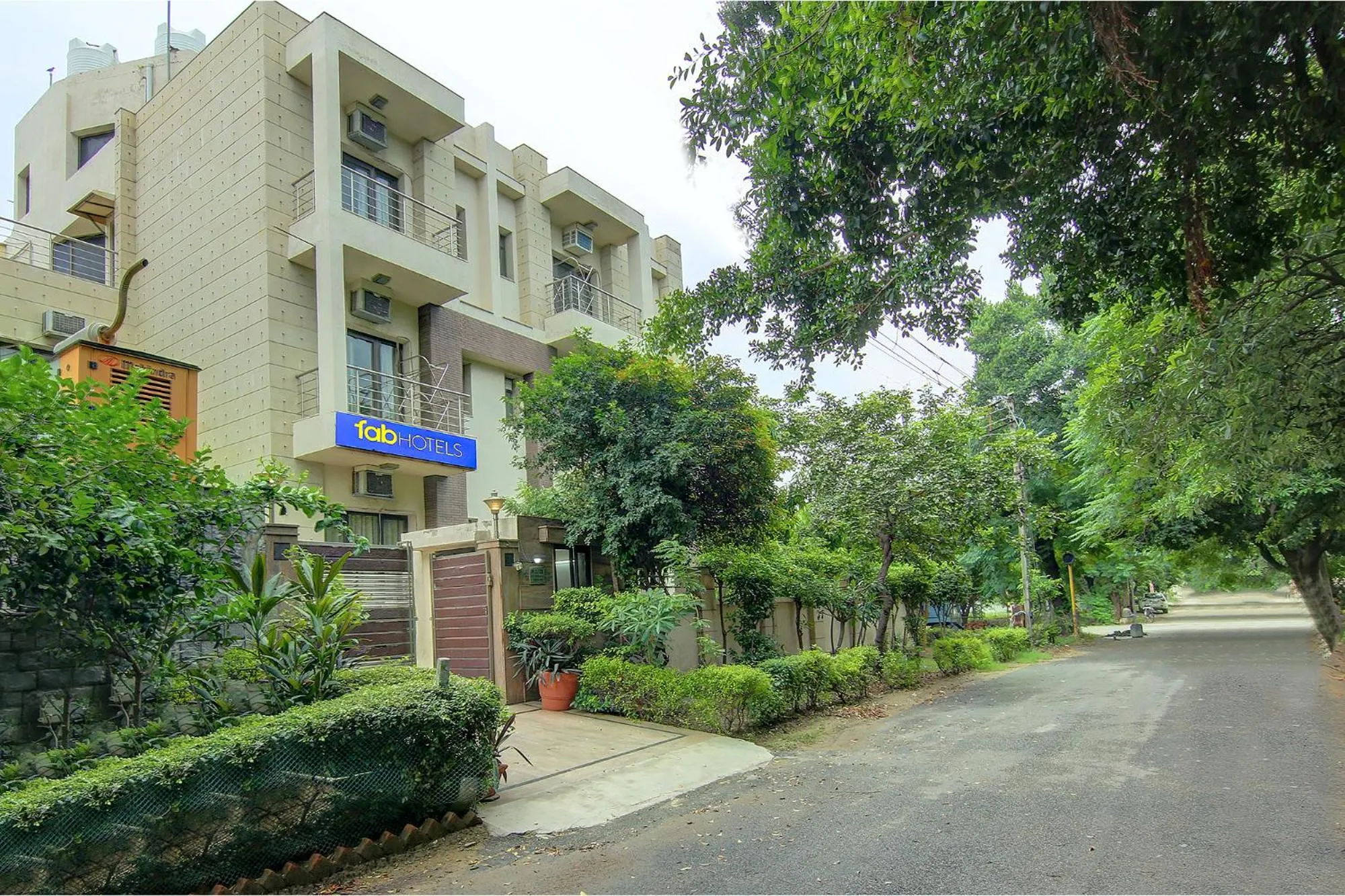 FabHotel Phoenix Hospitality Near DLF Cyber Hub & Metro, Gurugram