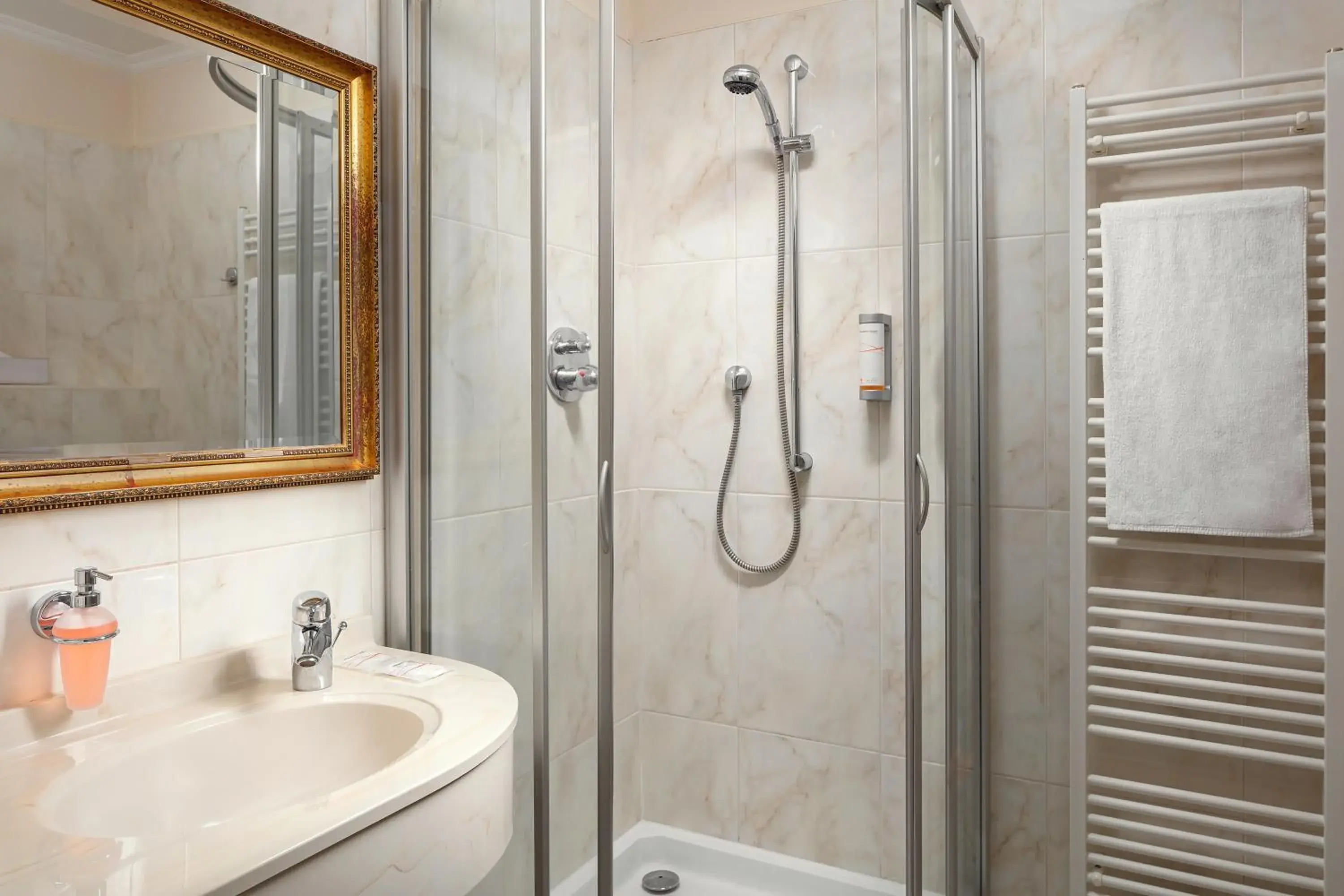 Suite with Wellness Access in Humboldt Park Hotel & Spa Suite with Wellness Access in Humboldt Park Hotel & Spa